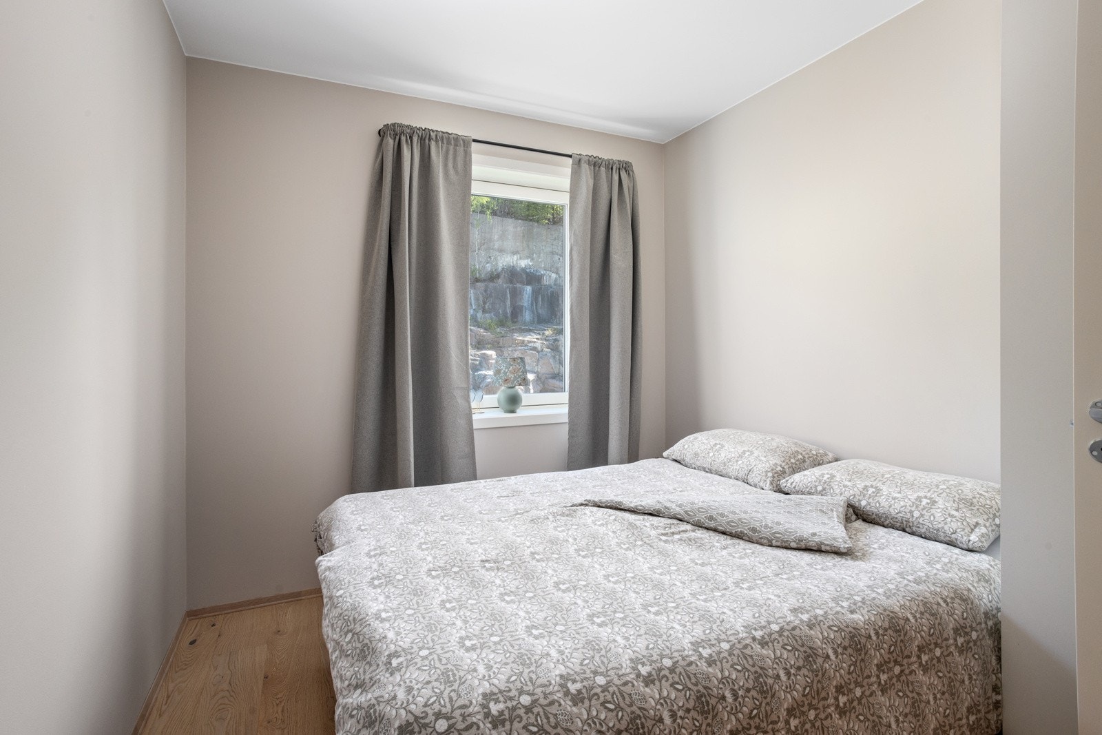 Soverom 2 med gulvflater belagt med parkett. Vegg- og himlingsflater i malte flater. Vannbåren gulvvarme Galleribilde