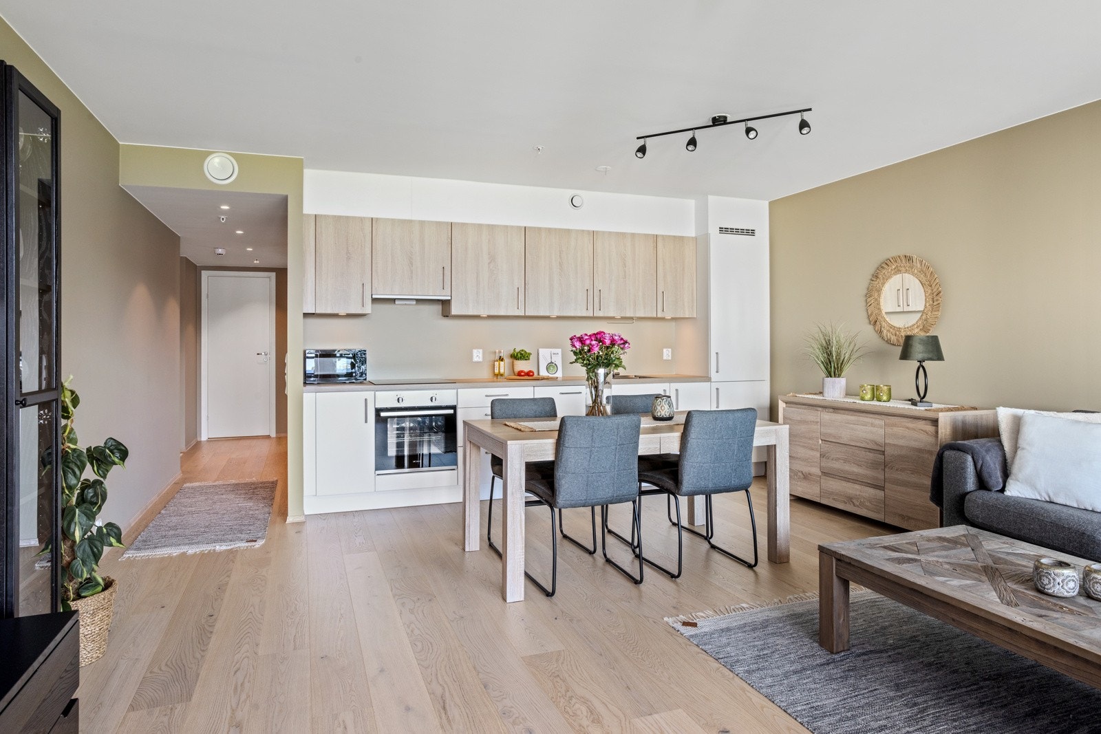 Åpen kjøkkenløsning mot stue, god plass til spisestue Galleribilde