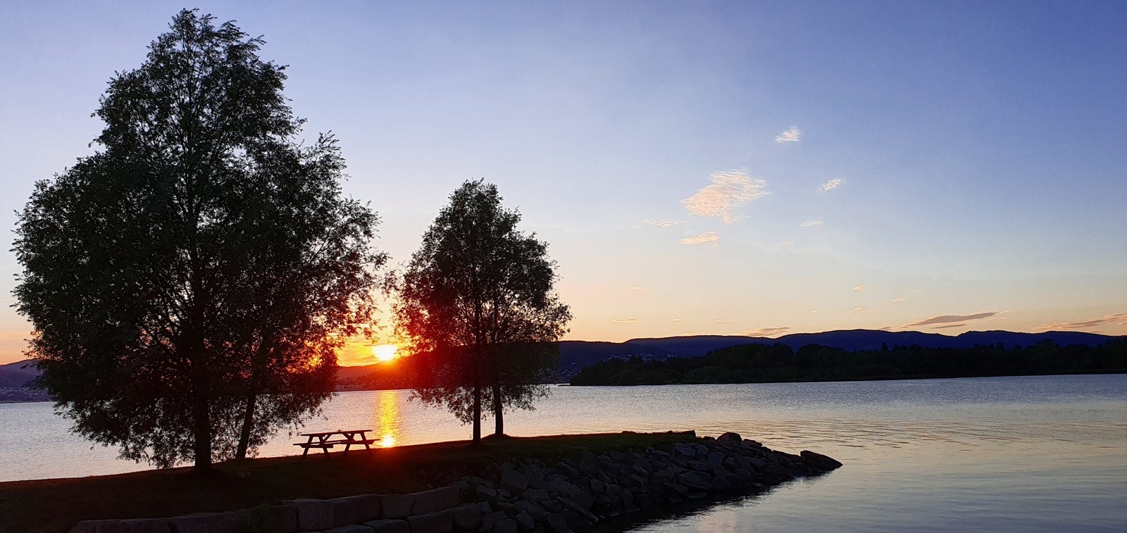 Det er anlagt strandpromenade, båthavn og et parkmessig opparbeidet område mellom husene (selgers private bilde) Galleribilde