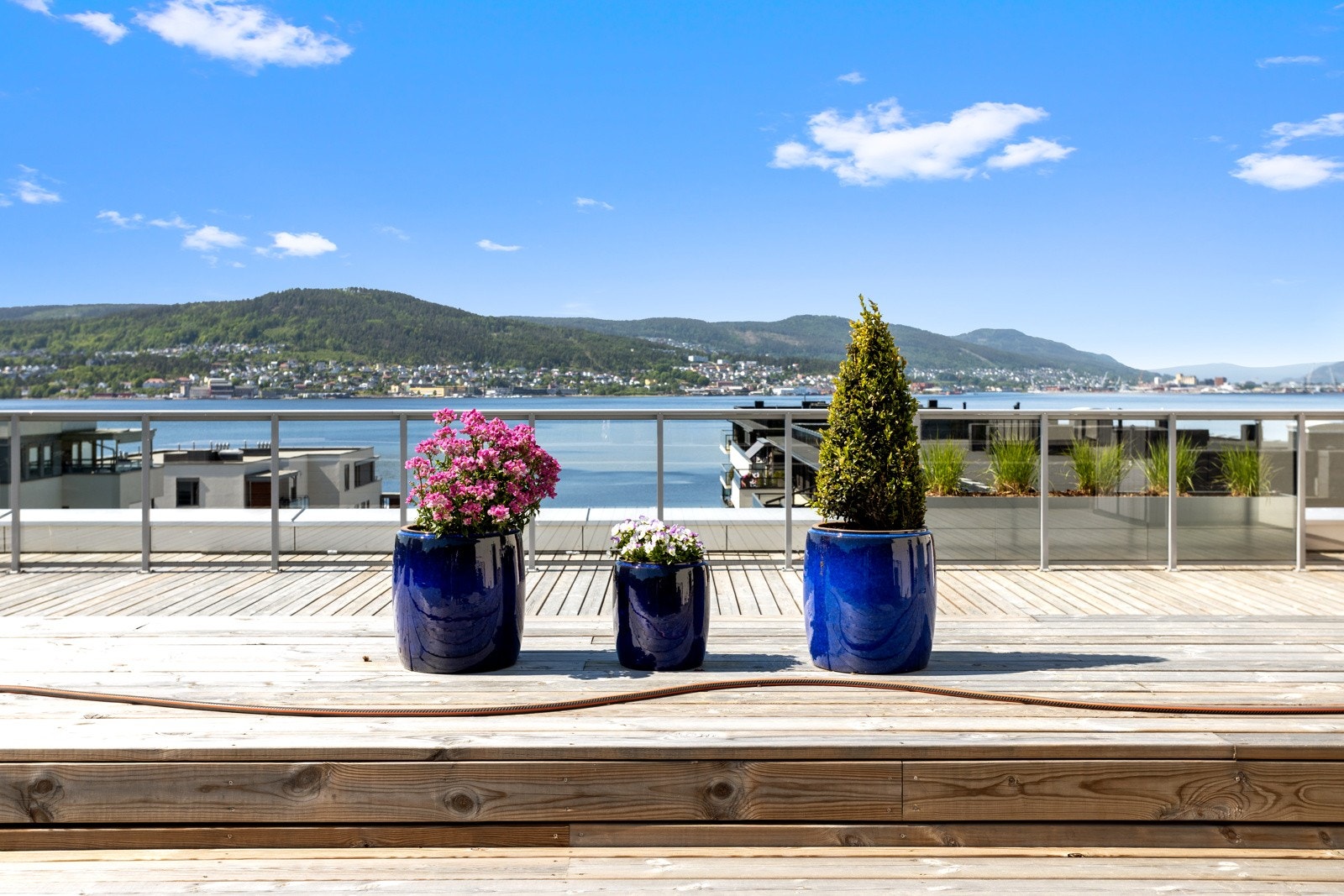 Som beboer har du tilgang til felles takterrasse, her kan du ta solbadingen og hyggelige middager til et nytt nivå, være sosial eller gjemme deg med en god bok Galleribilde