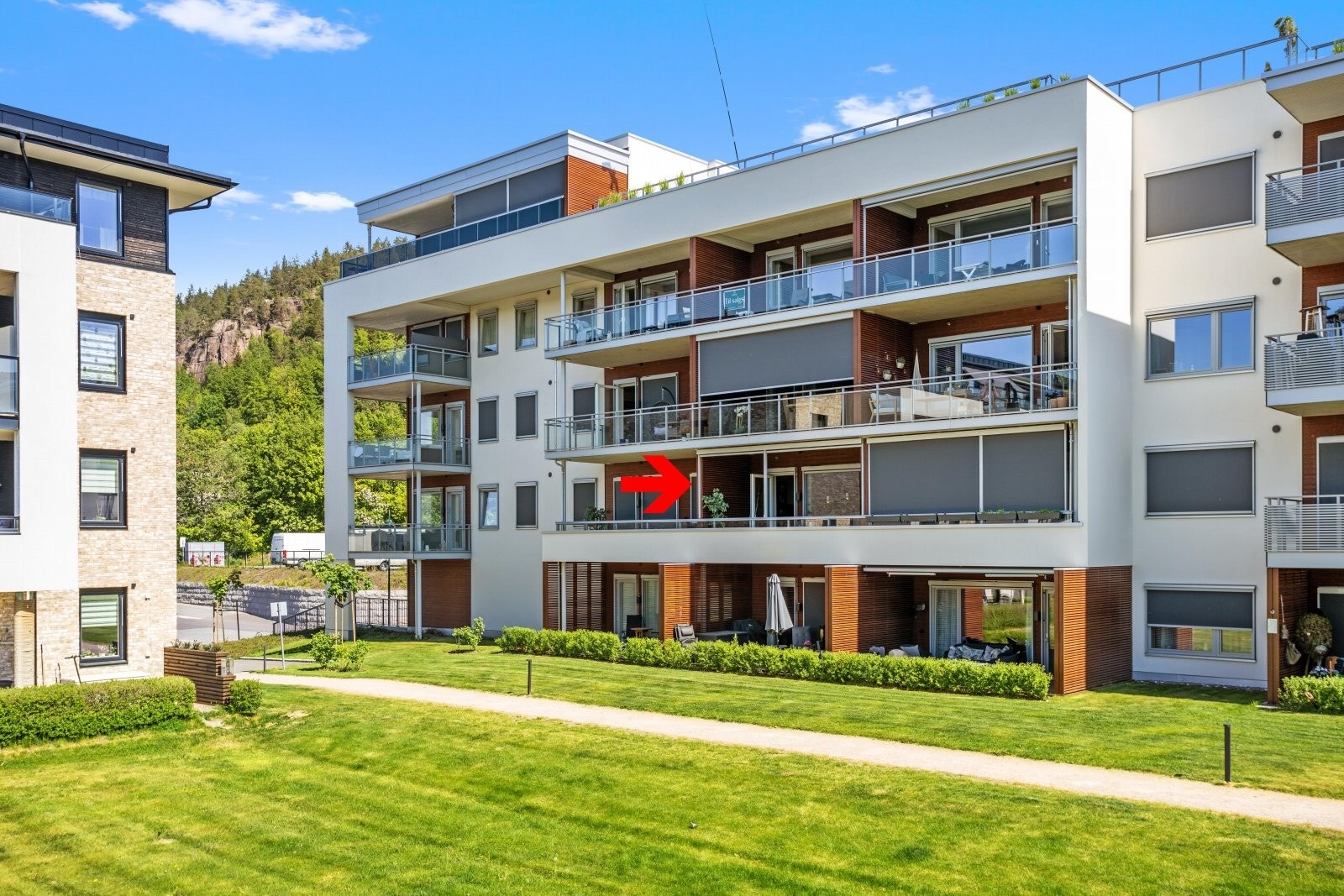 Det er kort vei til Jernbanestasjon både ved Spikkestad Stasjon og Lier Stasjon. Begge ca. 3,7 km unna. Bussholdeplass rett ved avkjøringen fra Røykenveien Galleribilde