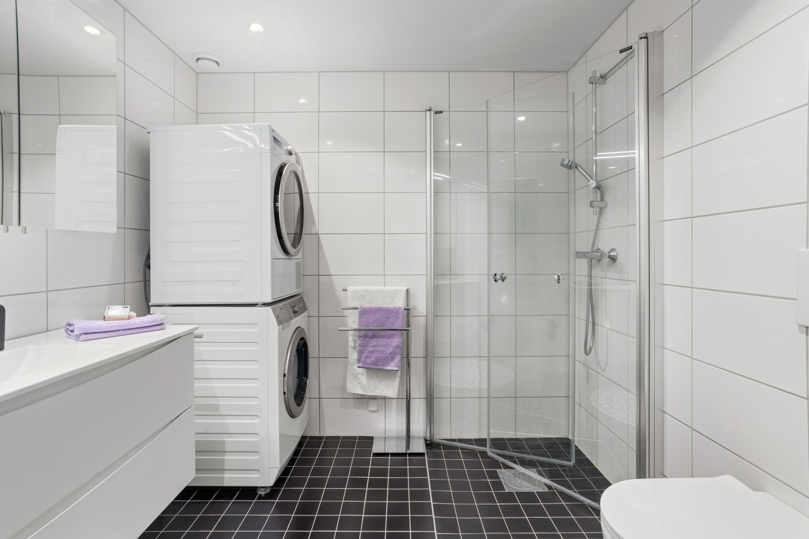 Helfliset baderom fra 2022 med gulvvarme og downlights i himling Galleribilde