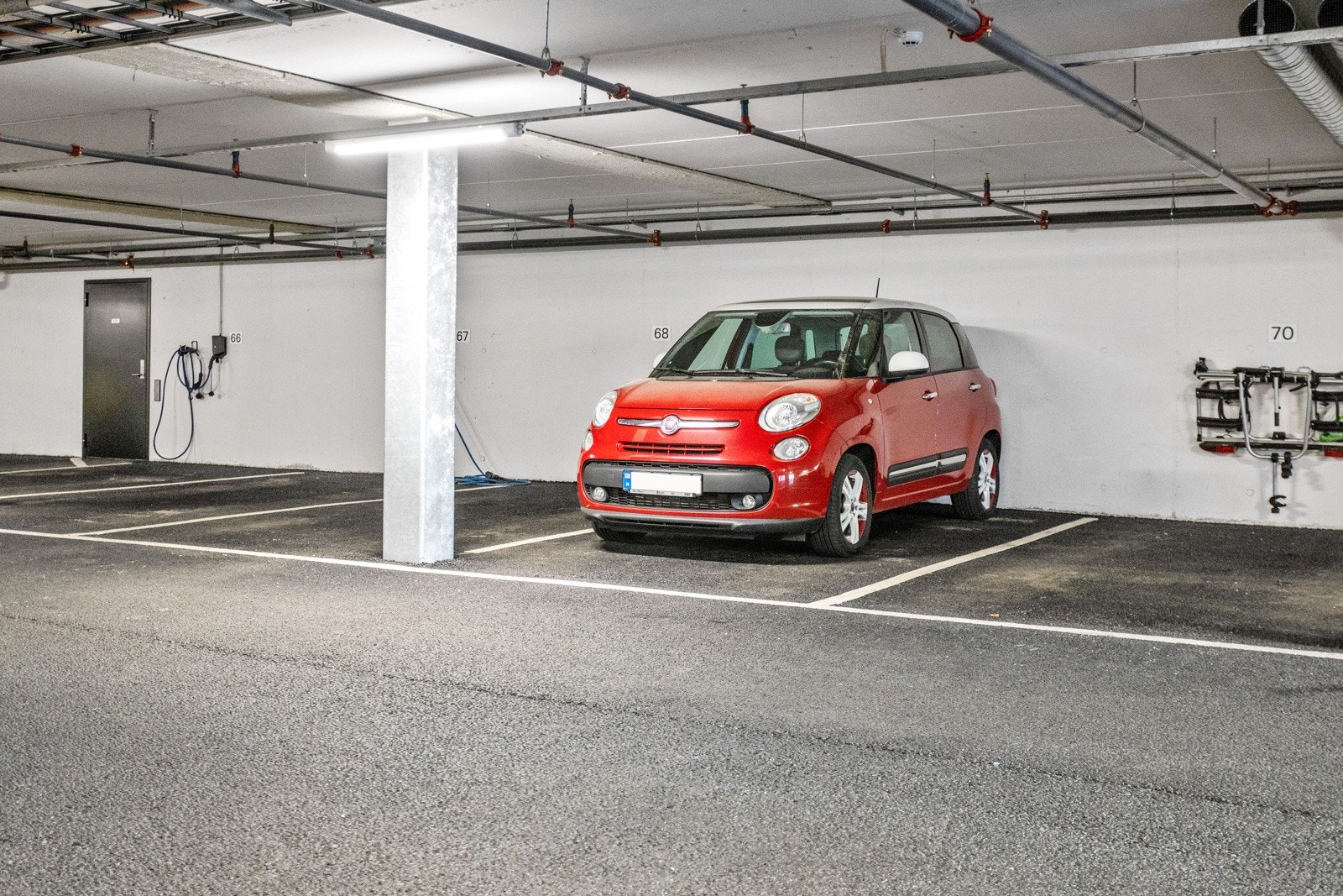 Leiligheten disponerer en biloppstillingsplass i felles garasjekjeller Galleribilde