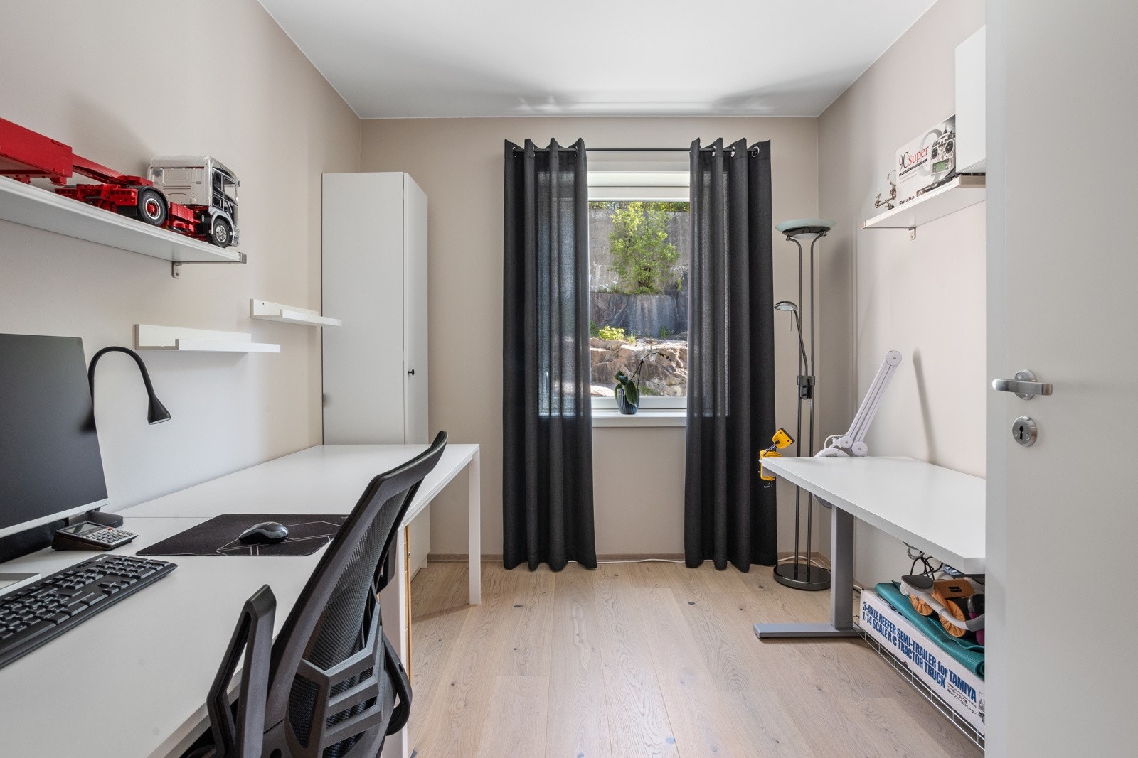 Soverom 3 med gulvflater belagt med parkett. Vegg- og himlingsflater i malte flater. Vannbåren gulvvarme Galleribilde