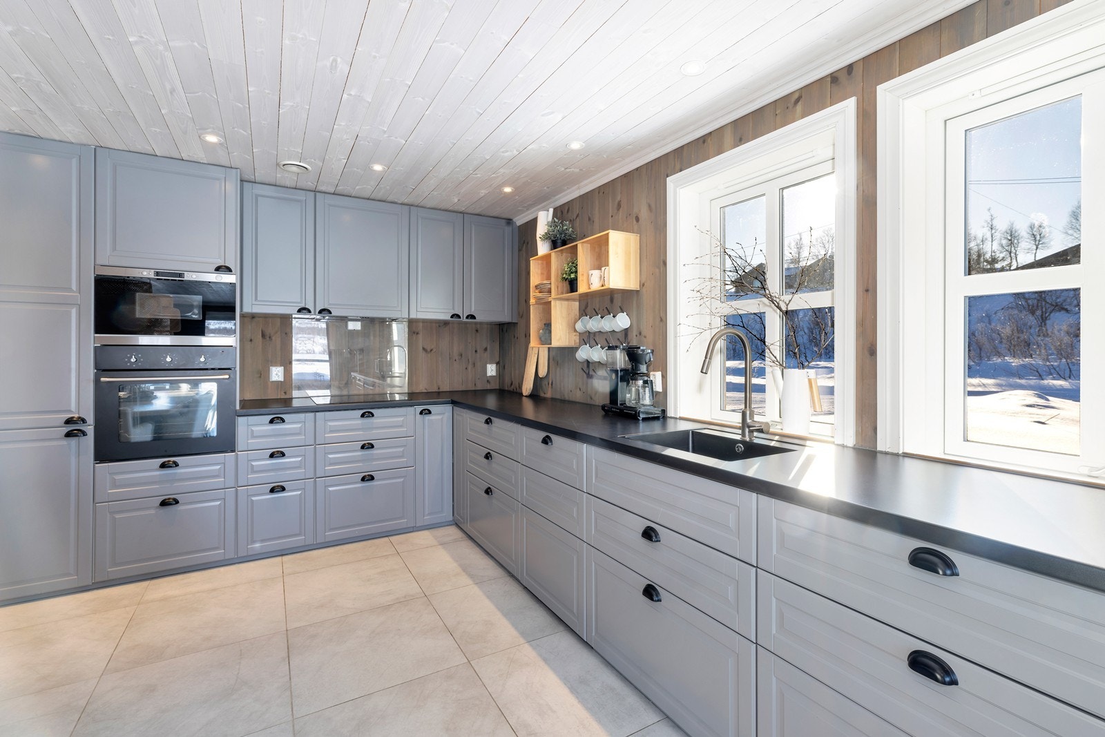 Kjøkken med integrerte hvitevarer Galleribilde