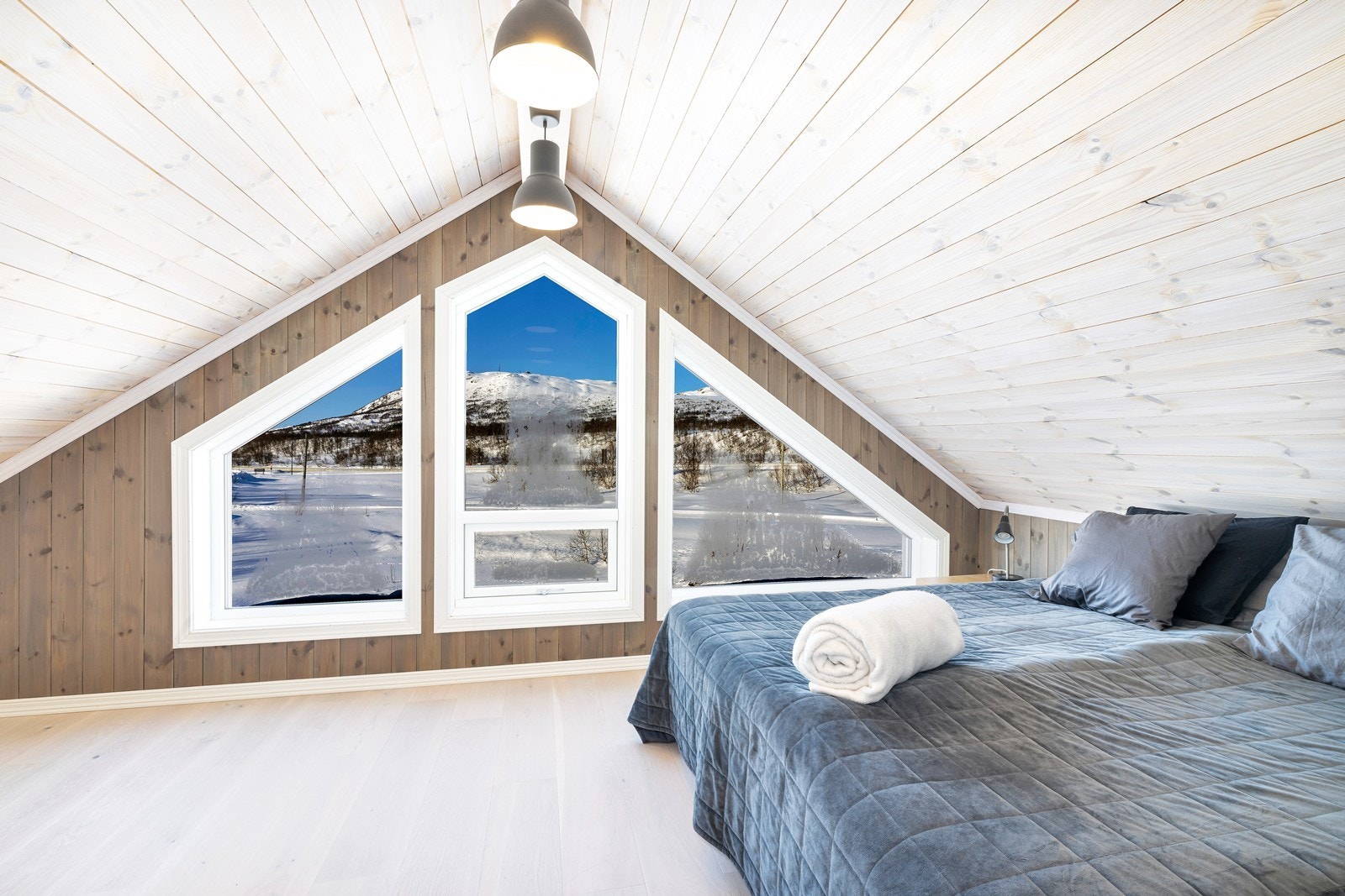 Hovedsoverom i loftetasjen. God plass til dobbeltseng. Nydelig utsikt mot skisenter. Galleribilde