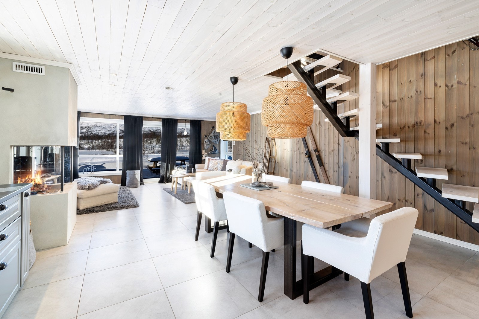 Lys stue med fine vindusflater Galleribilde