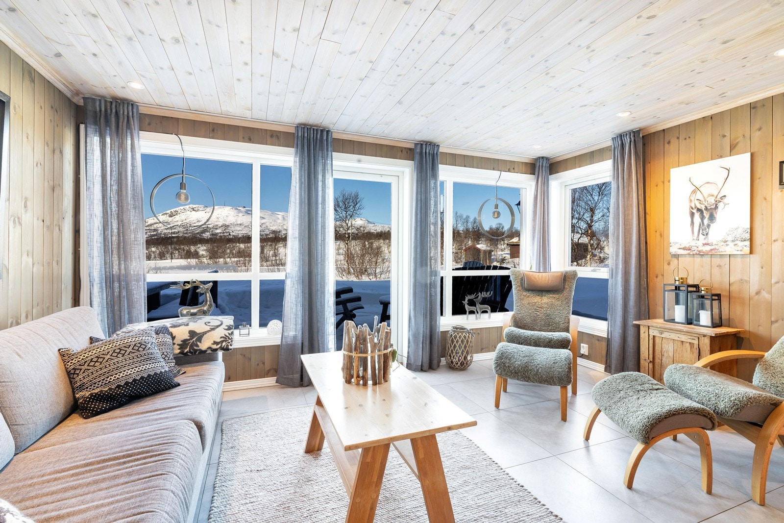 Stue med utgang til solrik uteområde Galleribilde