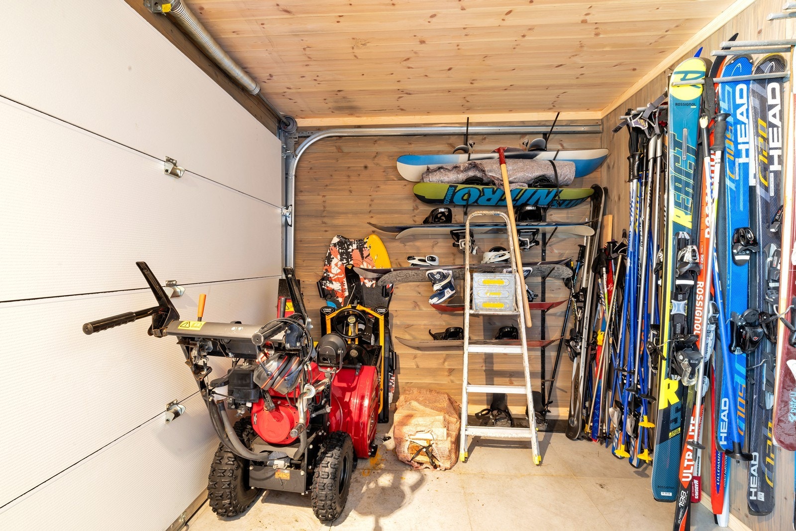 Garasje som blir brukt til oppbevaringsbod Galleribilde