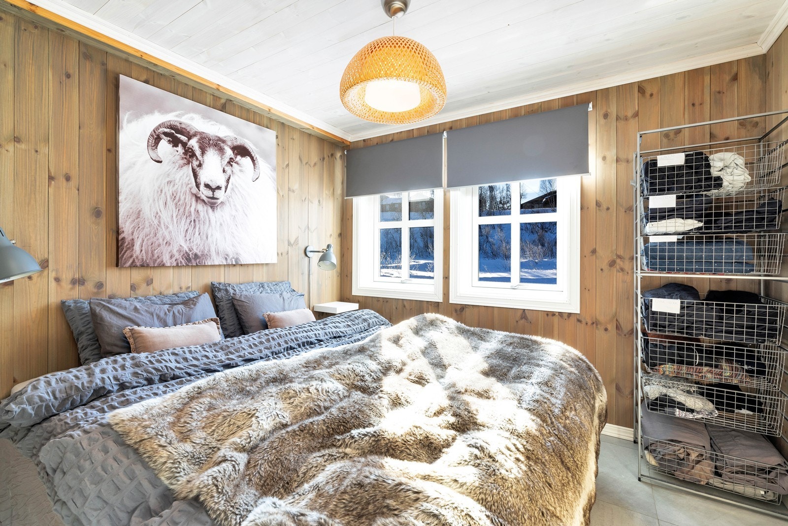 Innredet soverom i 1.etg. med god plass til dobbeltseng (opprinnelig byggemeldt som garasje, ikke godkjent til varig opphold) Galleribilde