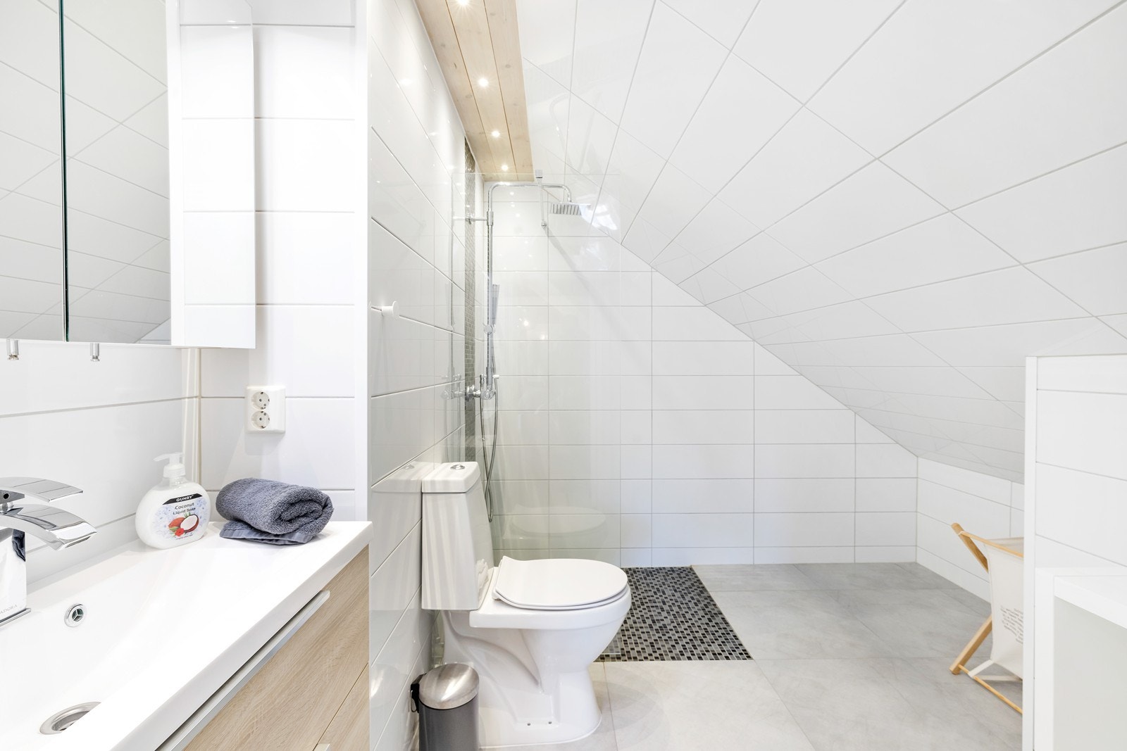 Flislagt bad loftetasje med dusjhjørne, servant og wc (byggemeldt som loftstue) Galleribilde