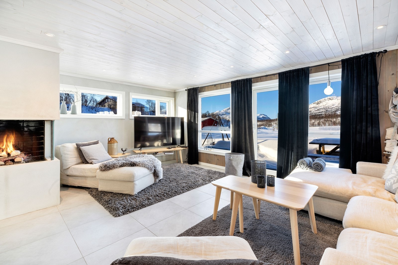 Stue med god plass til sofagruppe Galleribilde