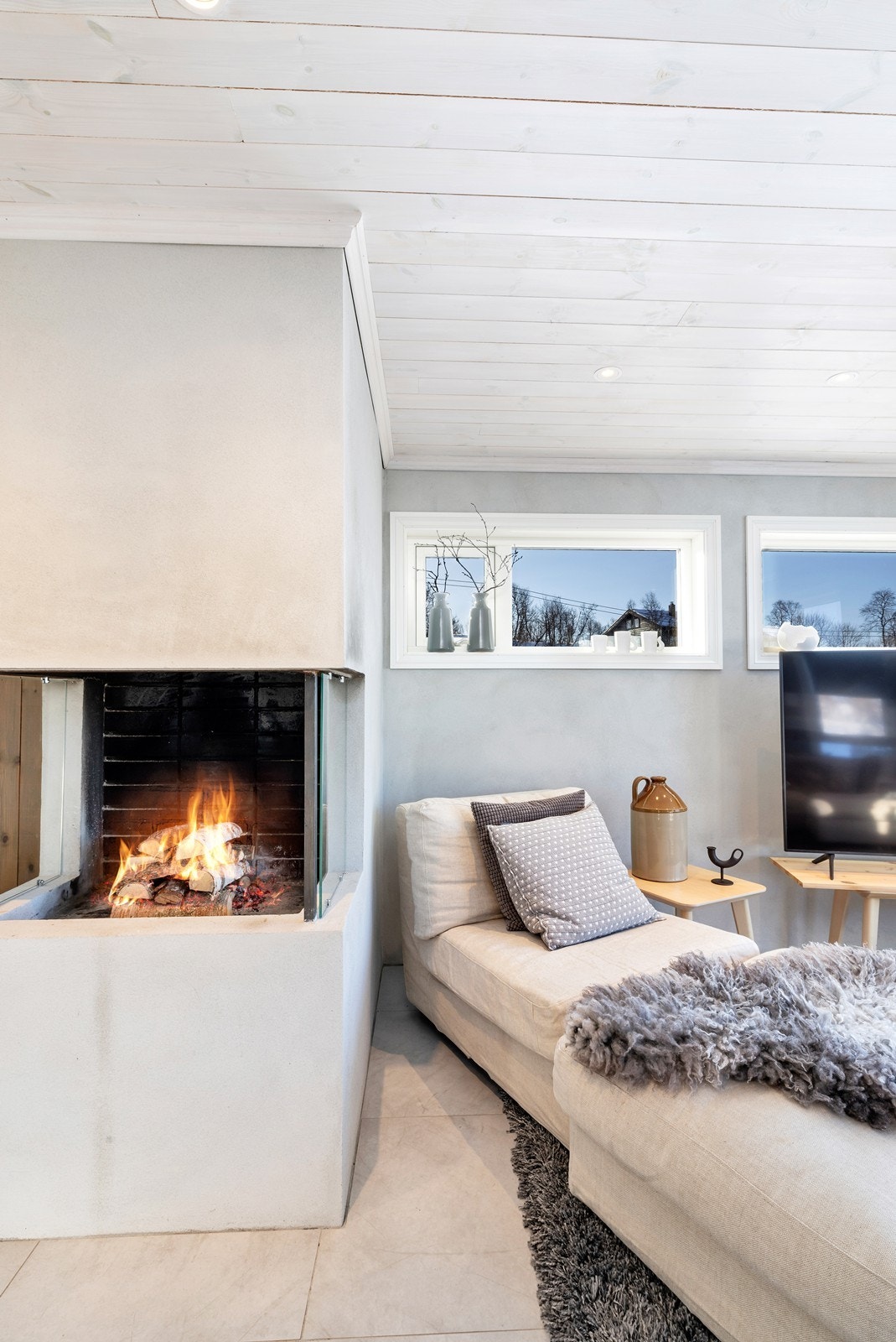 Vedpeis i stue som gir godt med varme Galleribilde