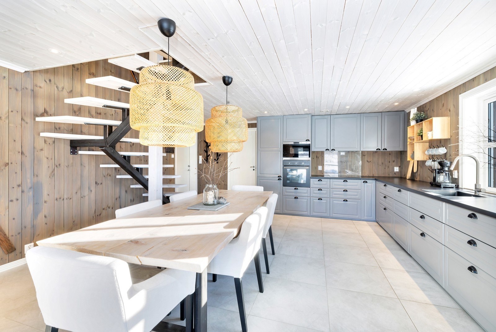 Mellom stue og kjøkken er det plass til et stort spisebord. Praktisk åpen stue/kjøkkenløsning. Galleribilde