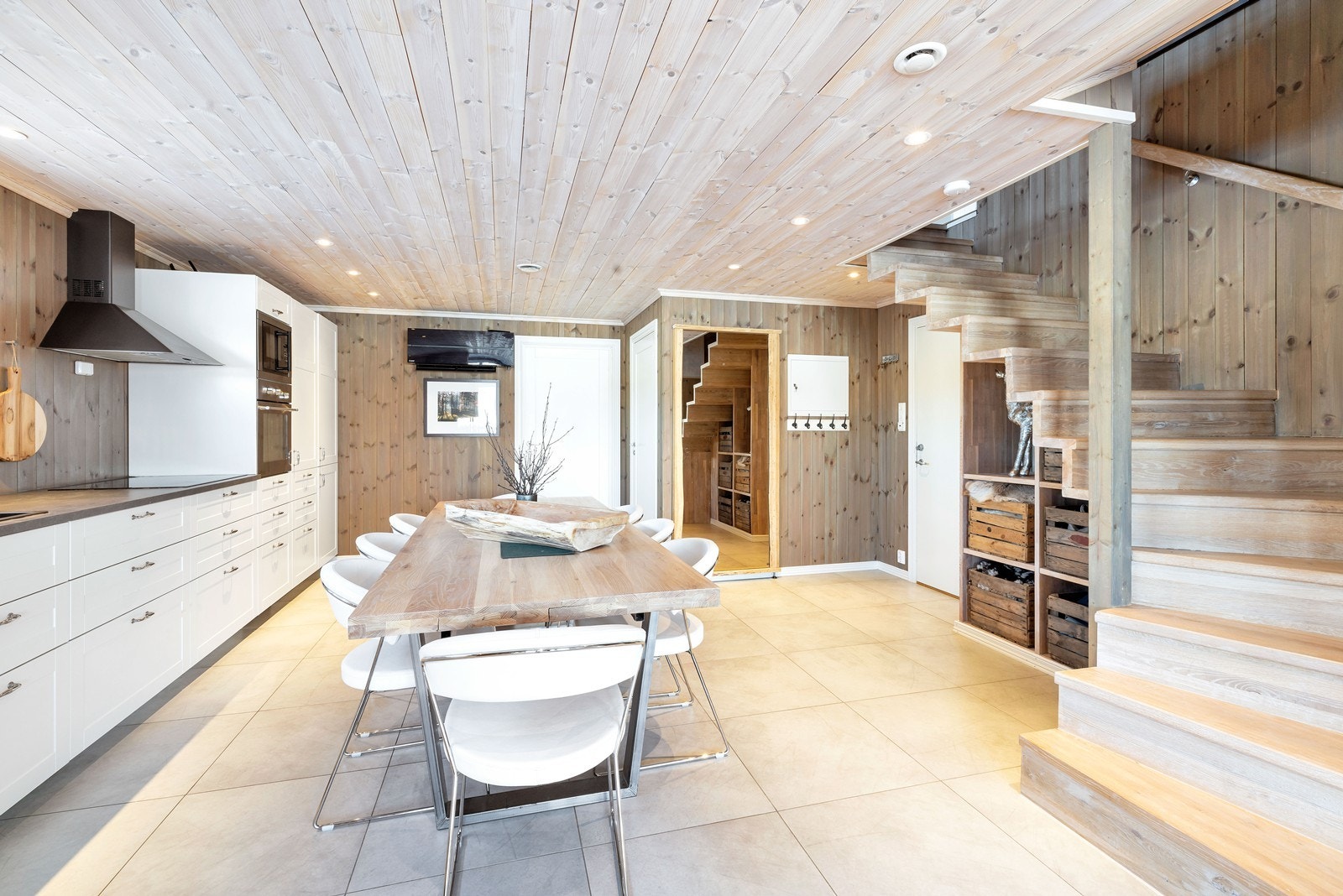 God plass til spisebord hvor deilige middager kan spises med venner og familie Galleribilde