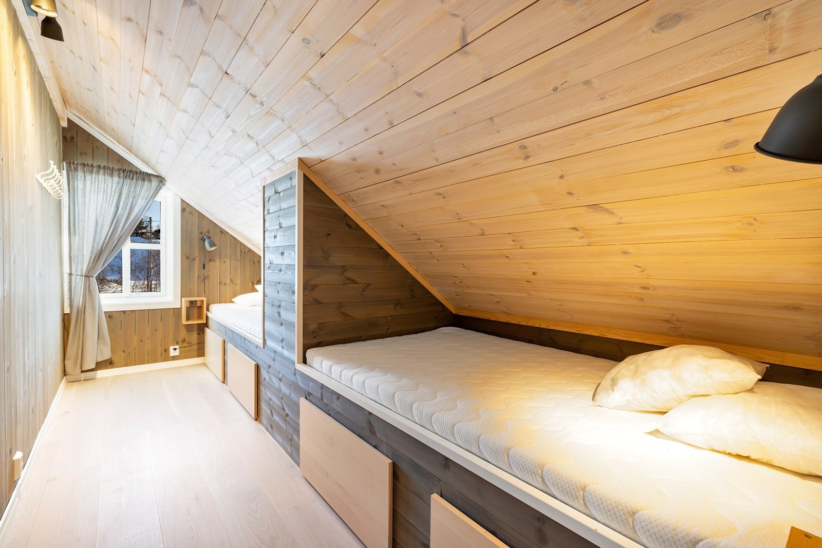 Soverom 3 loftetasje med plassbygd senger Galleribilde