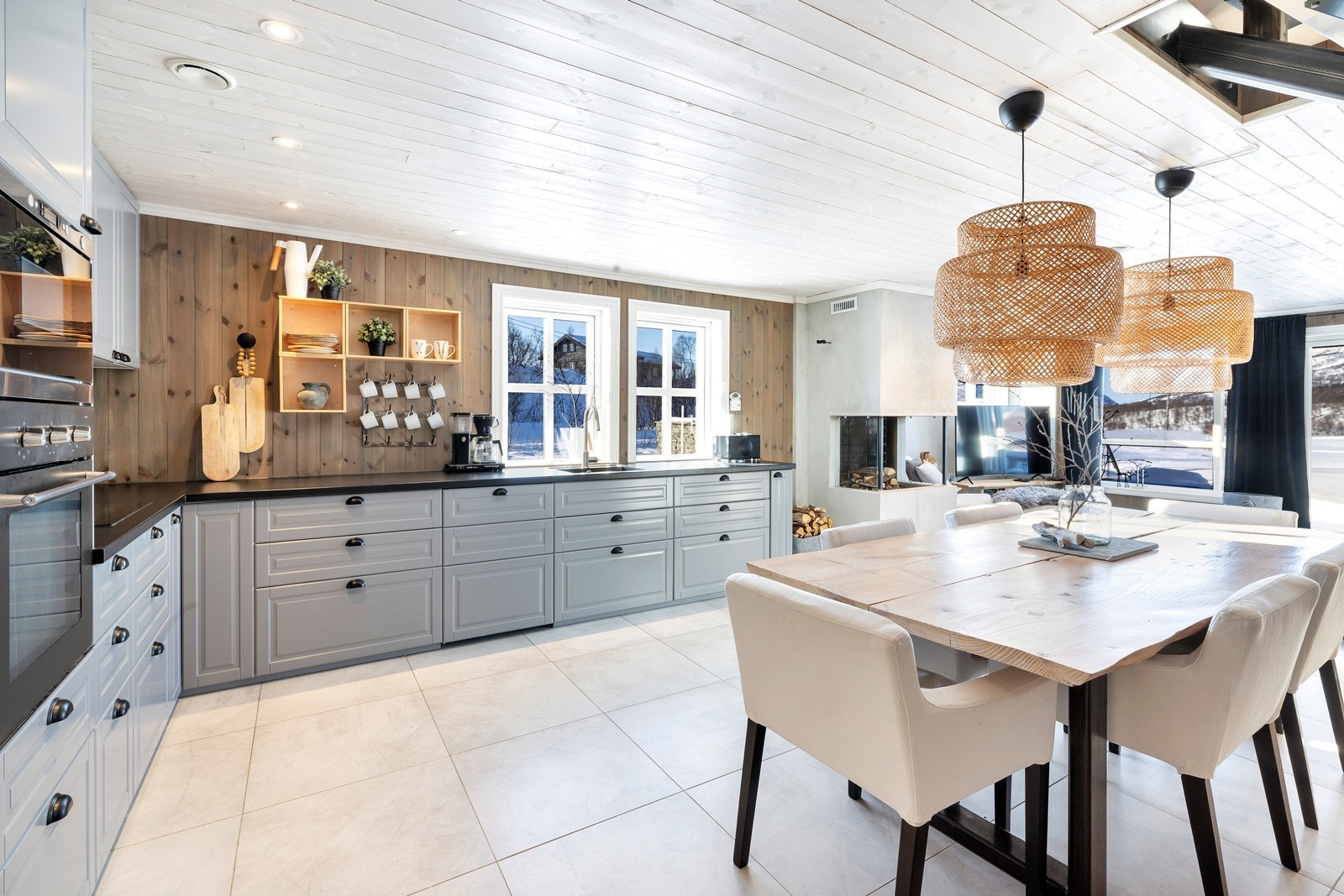 Pent kjøkken med mye skap- og benkeplass Galleribilde