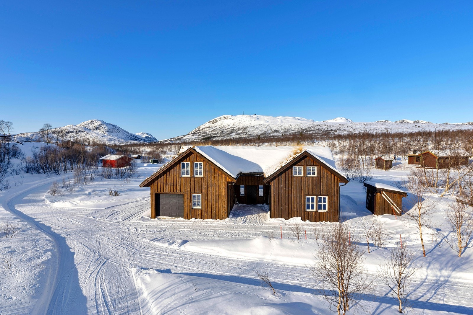 Flott hytte på solrik tomt Galleribilde