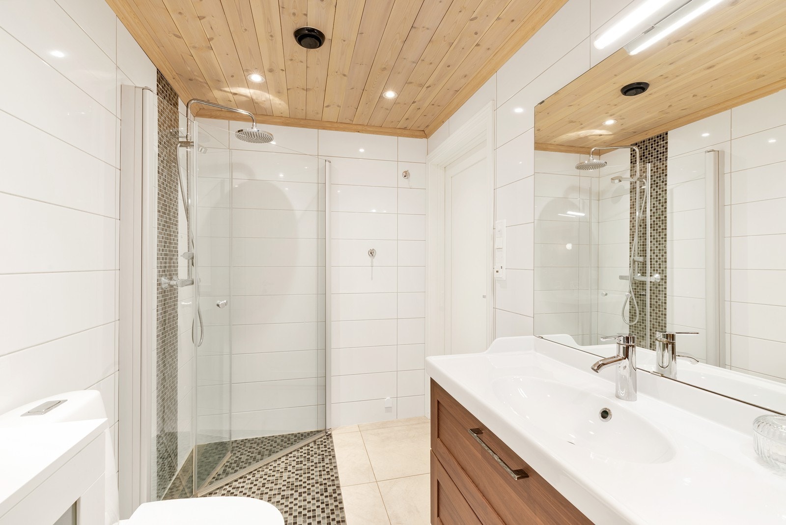 Pent bad med dusjhjørne, servant og wc Galleribilde