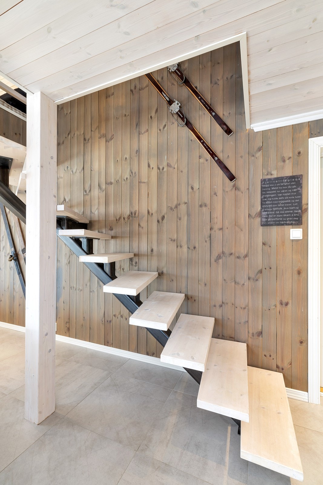 Trapp opp til loftetasje Galleribilde