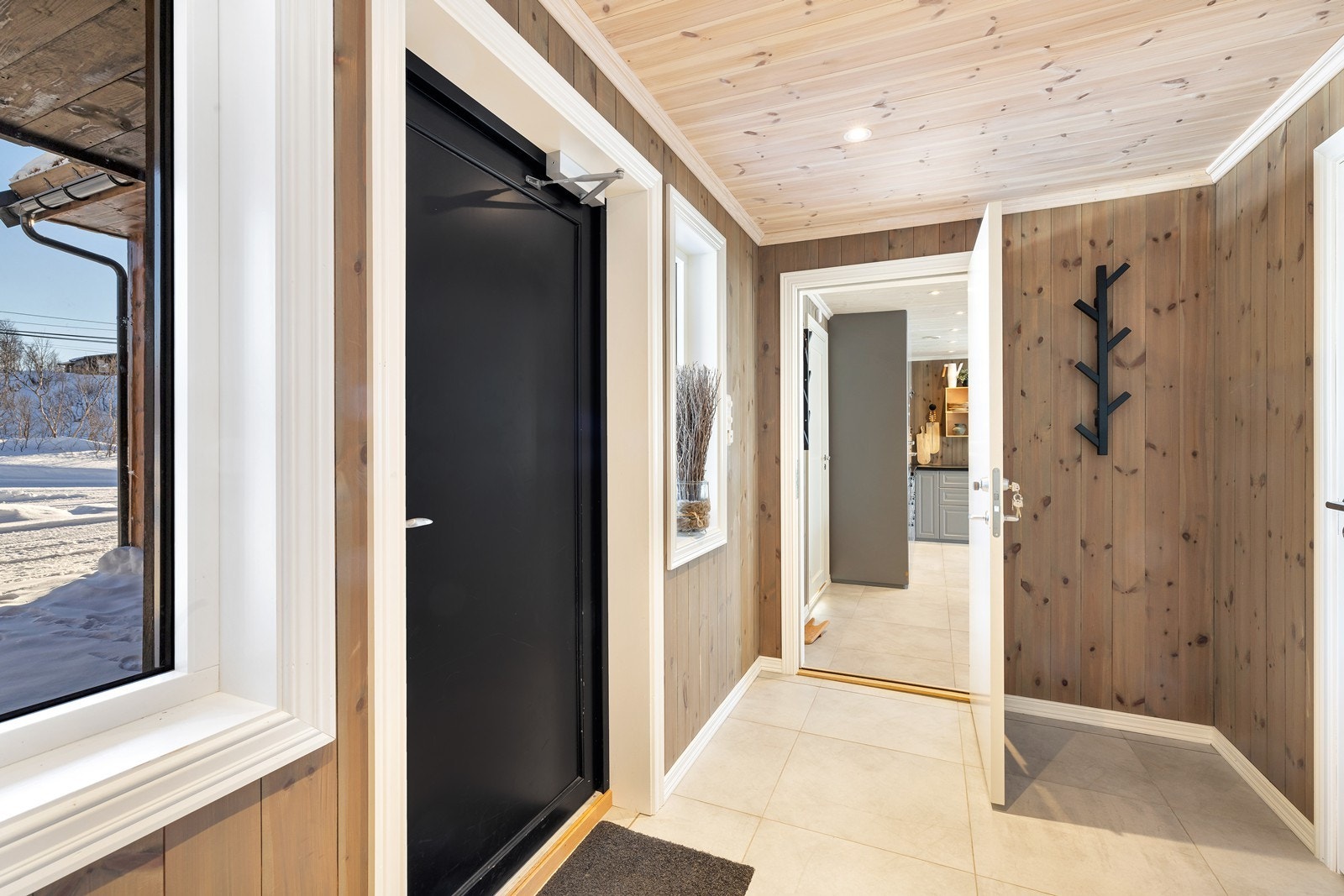 Romslig flislagt mellomgang Galleribilde