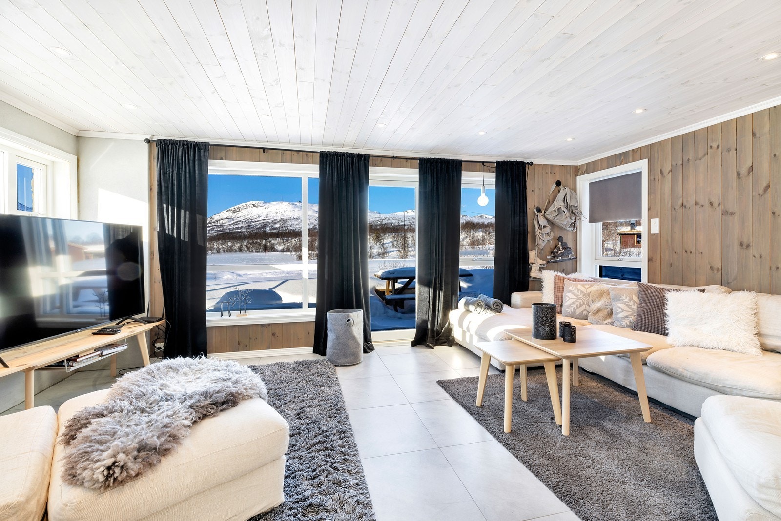 Utgang til solrikt uteområde fra stue Galleribilde