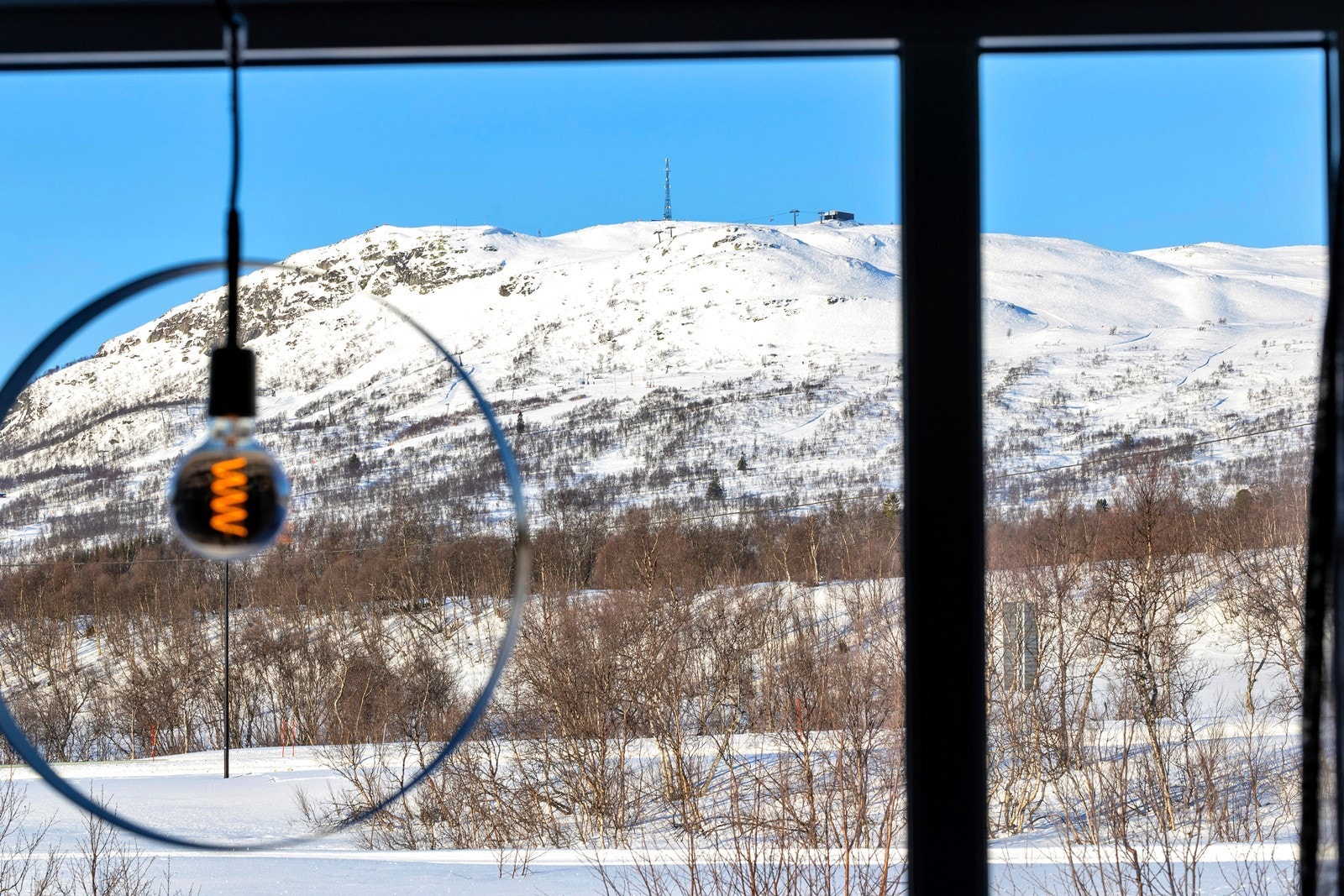 Flott utsikt mot skisenter fra stue Galleribilde