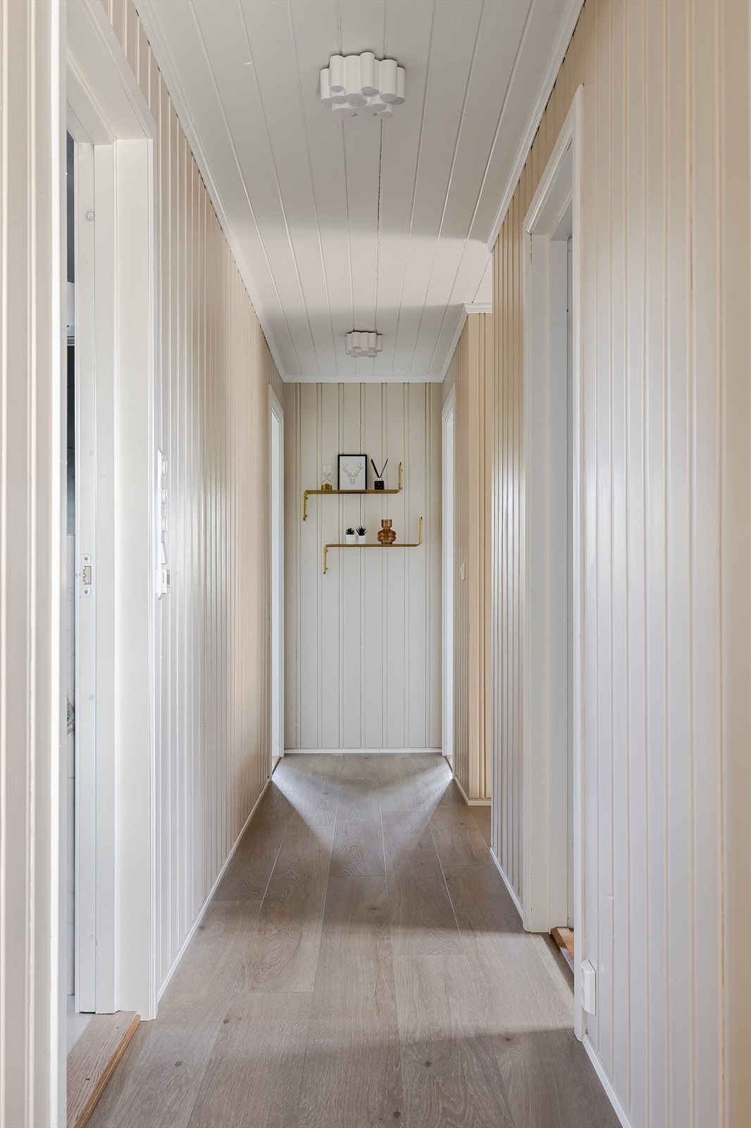 Gang med adkomst til 3 andre soverom og et stort baderom med badstue. Galleribilde