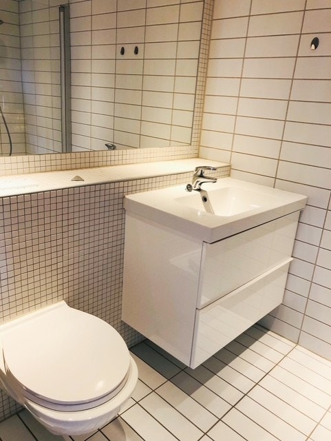 Badet i utleiedelen har også vegghengt toalett og et stort speil med belysning. Galleribilde