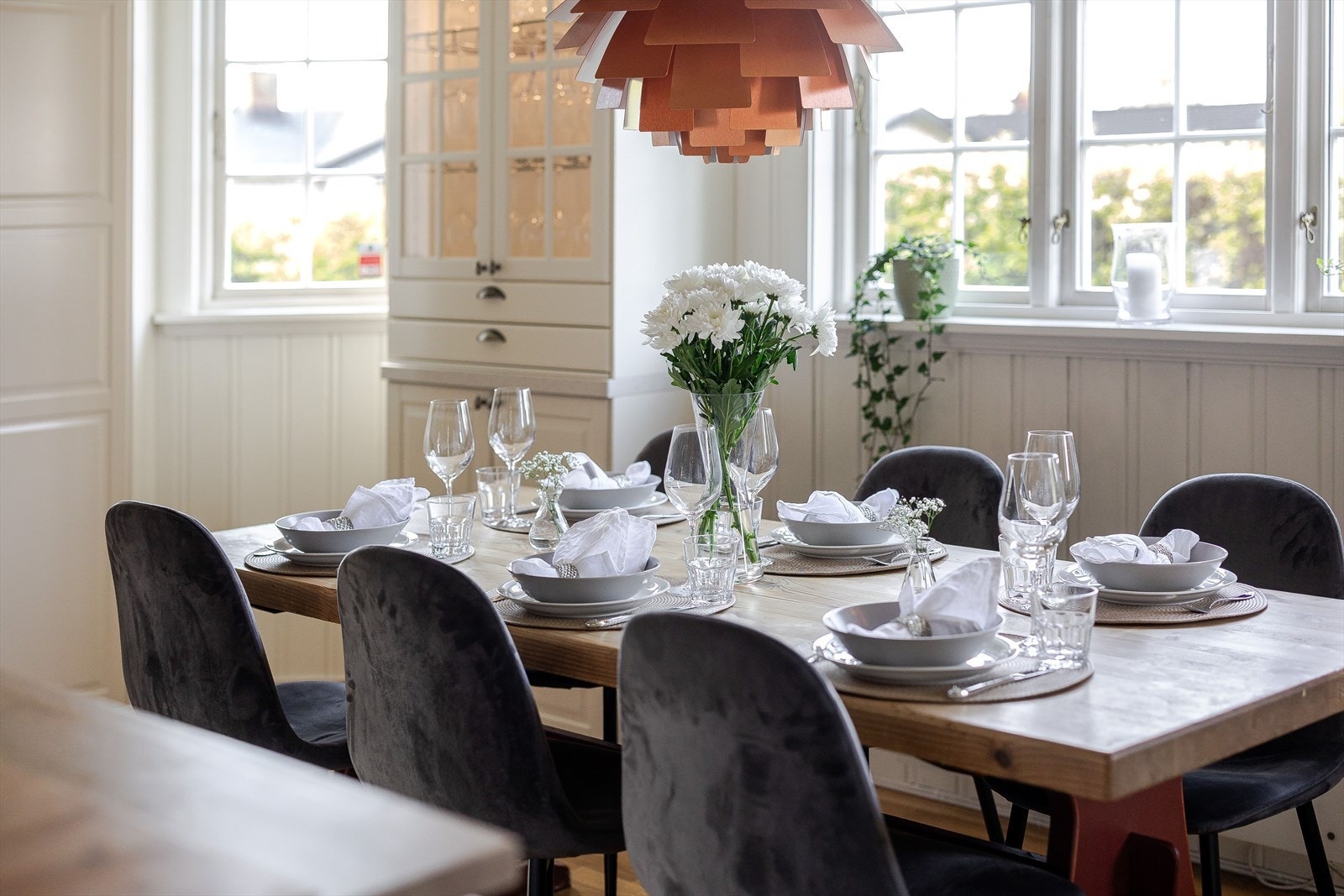 Ved de store vindusflatene er det plass til et stort spisebord som blir et naturlig samlingspunkt. Galleribilde