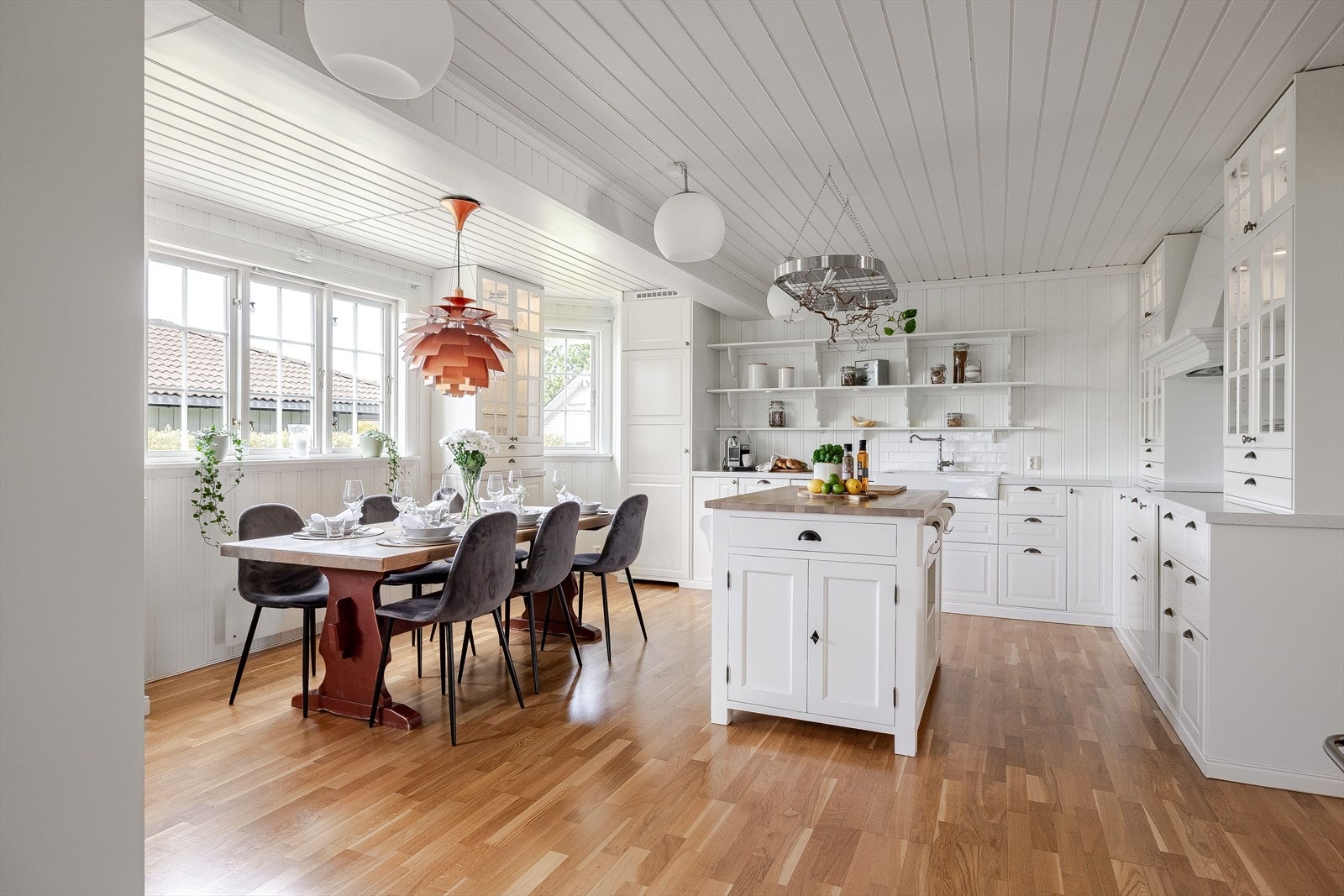 Her har du et lyst og nydelig spisekjøkken med herlig atmosfære. Galleribilde