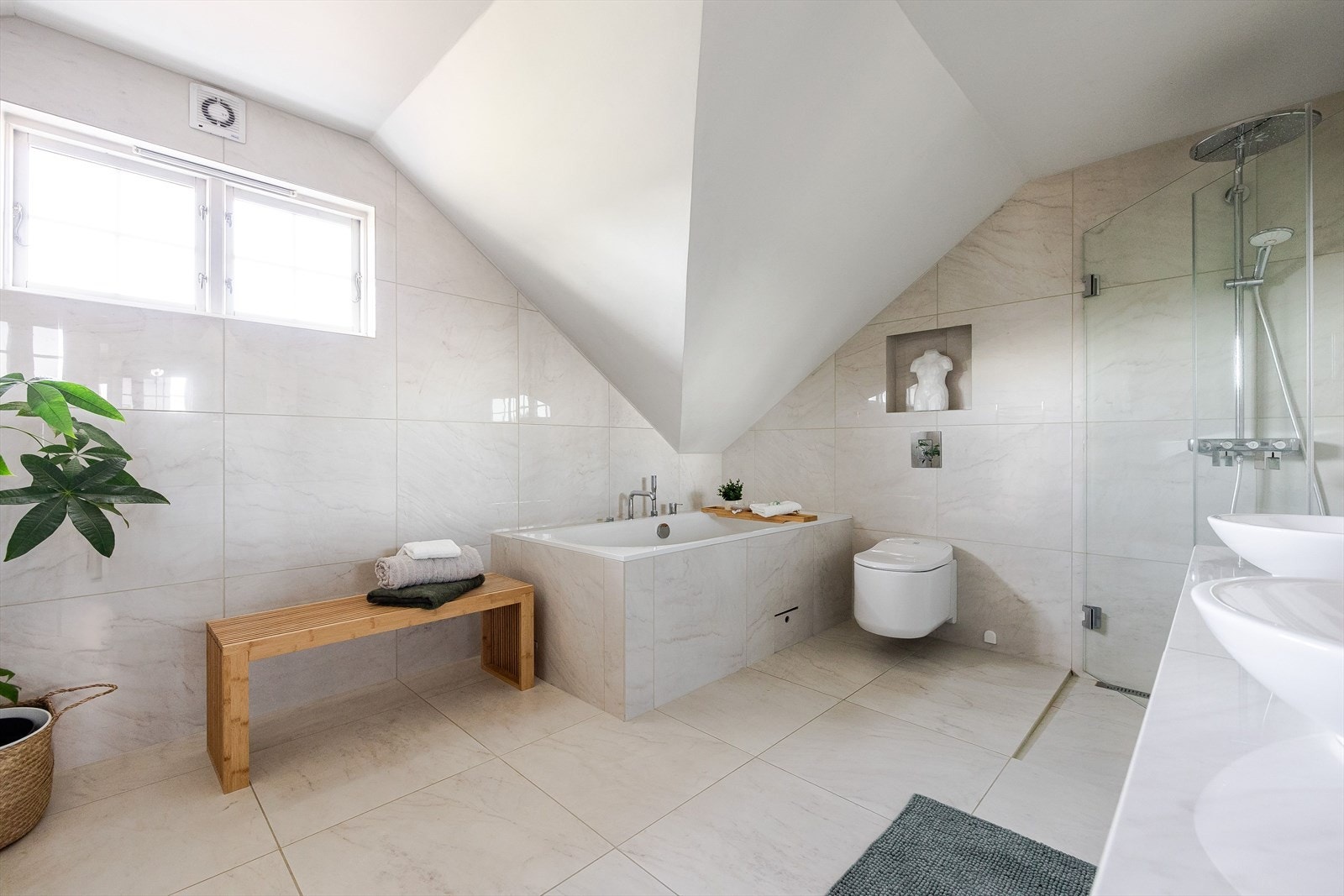 I tilknytning til soverommene i 2. etasje er det et stort og nydelig baderom med flotte materialer. Galleribilde