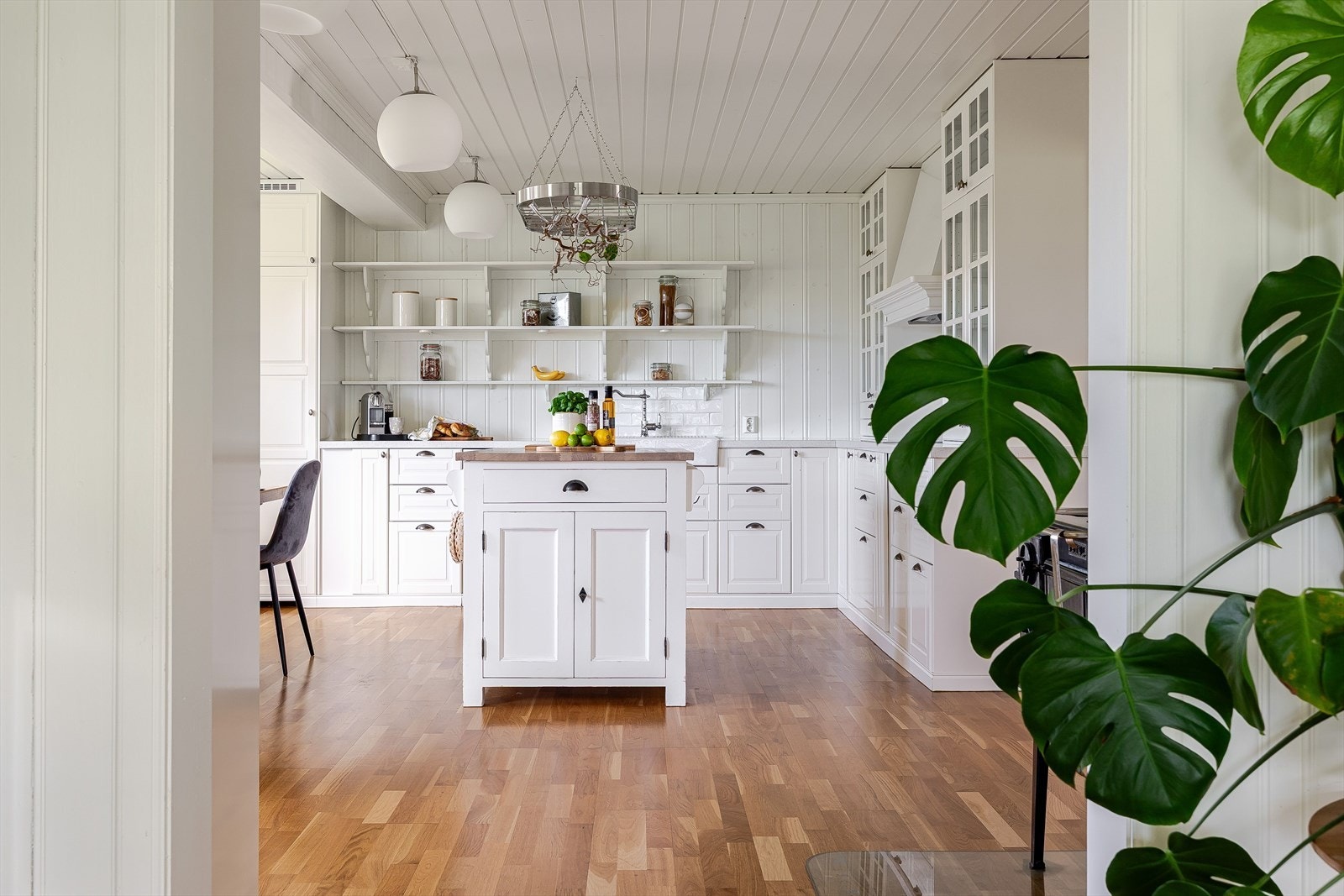 Kjøkkenet ligger i et eget rom i naturlig tilknytning til stuen. Galleribilde