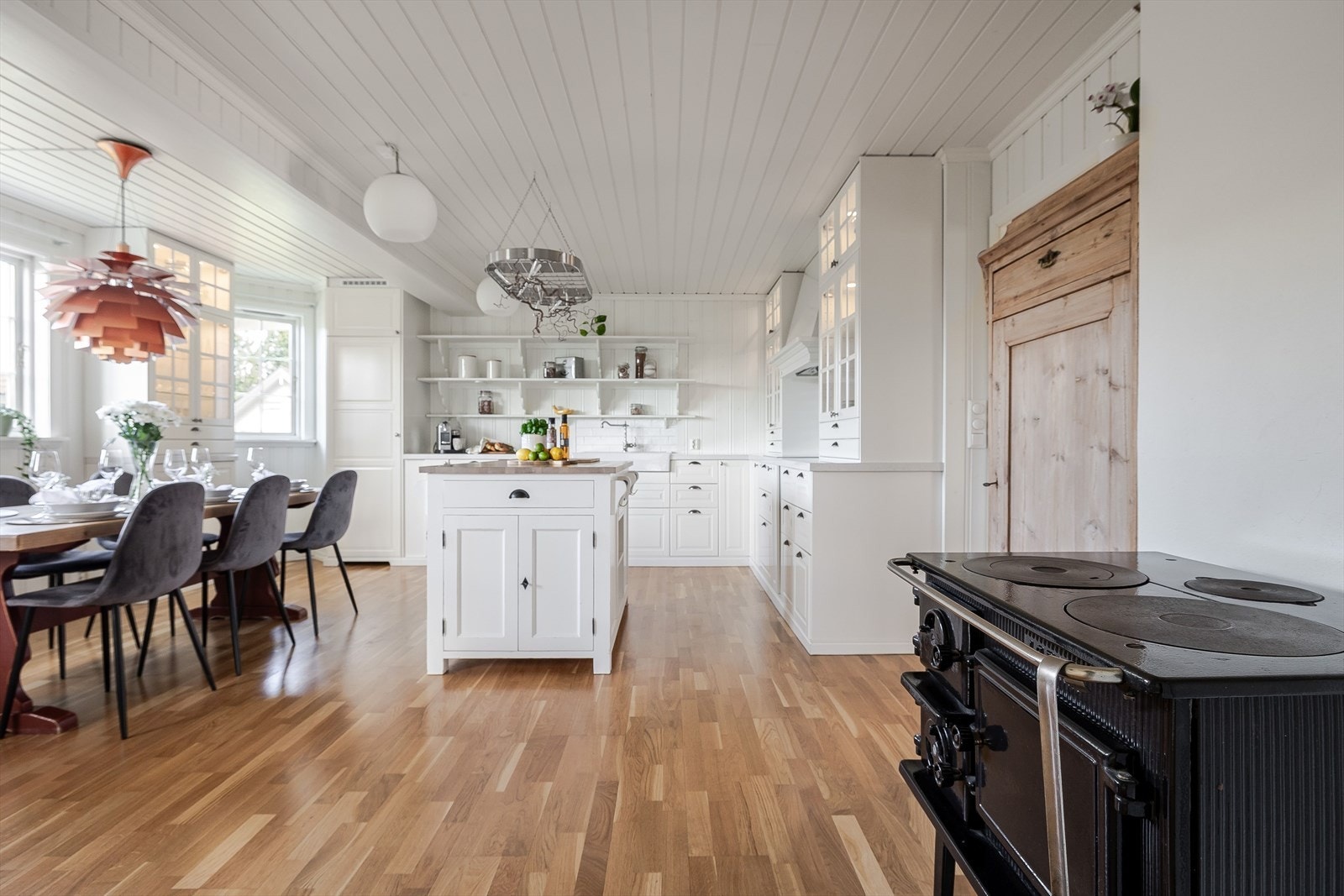 I hjørnet av kjøkkenet er det en sjarmerende eldre komfyrovn. Galleribilde