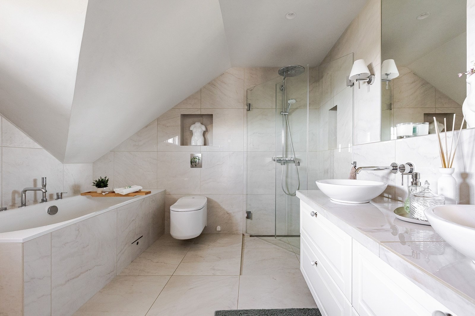 Baderommet som ble pusset opp i 2019 har store flotte fliser på gulv og vegger, deilig gulvvarme, downlights i himlingen og elektrisk styrt vifte. Galleribilde