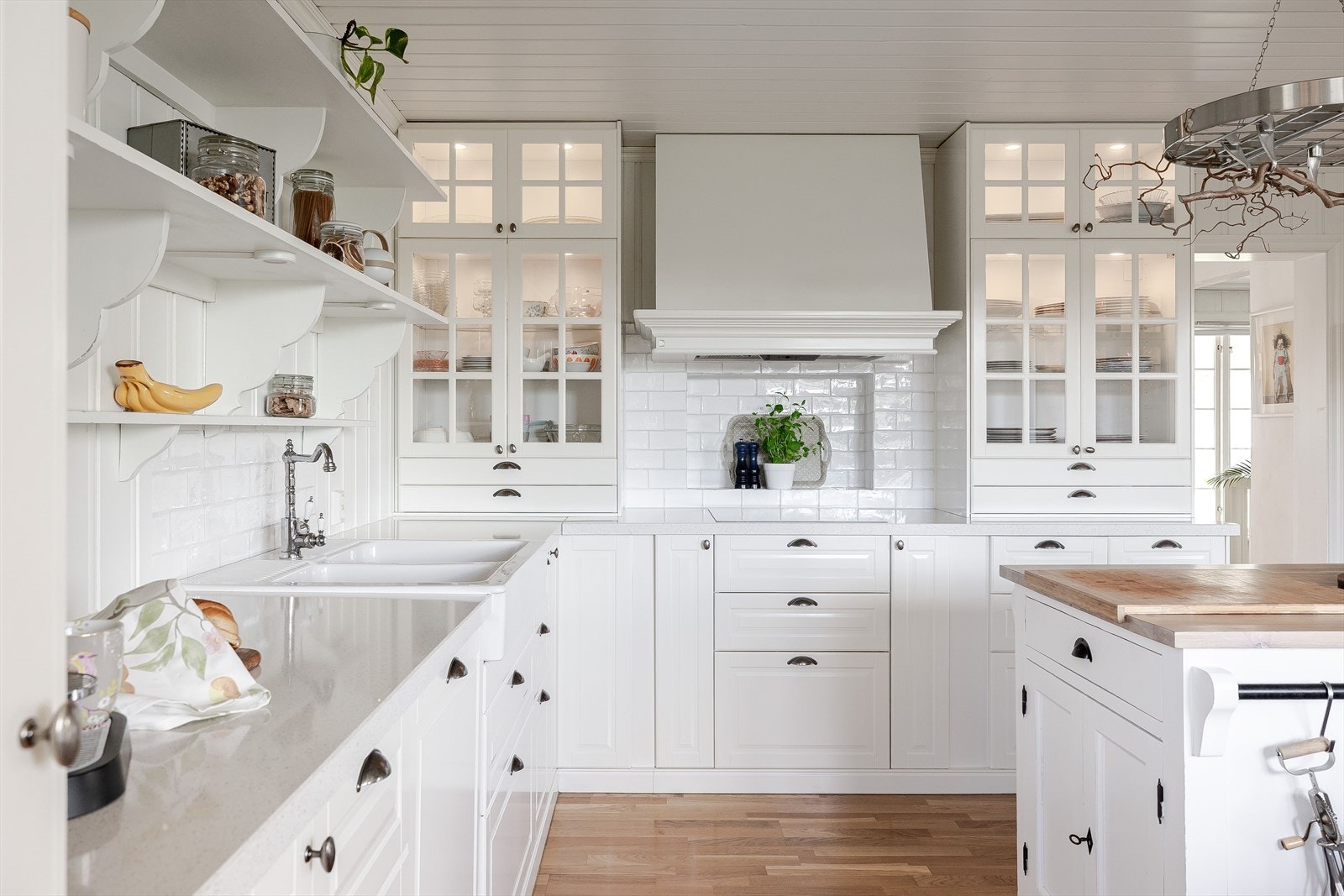 Innredningen har lyse profilerte fronter og påkostet benkeplate av stein kombinert med heltre benkeplate på kjøkkenøya. Galleribilde