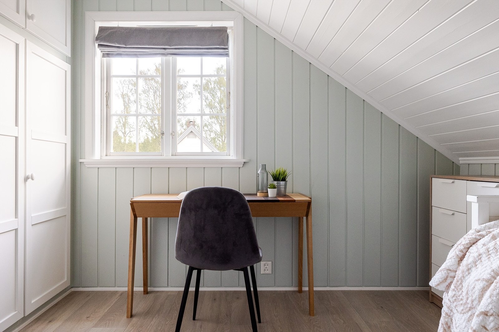 På soverommet har du plass til seng, kontorpult og oppbevaringsplass i medfølgende garderobeskap. Galleribilde