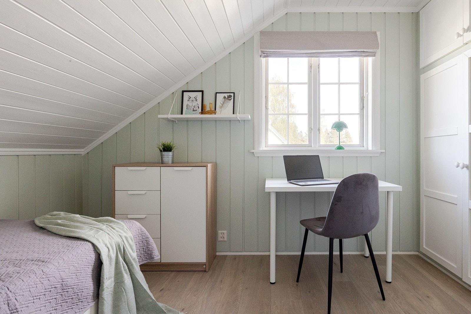 Boligen har fine klassiske vindusflater med brede vinduskarmer for planter og dekor. Galleribilde