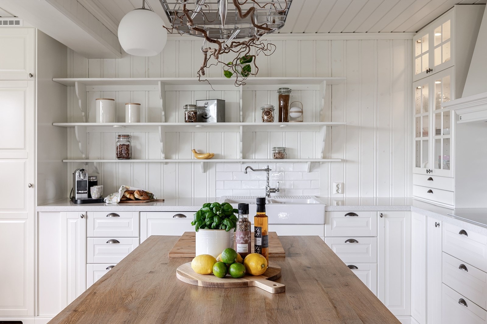 Lyst og klassiskt kjøkken fra 2015 med en stor kjøkkenøy som sørger for ekstra god skap- og benkeplass. Galleribilde