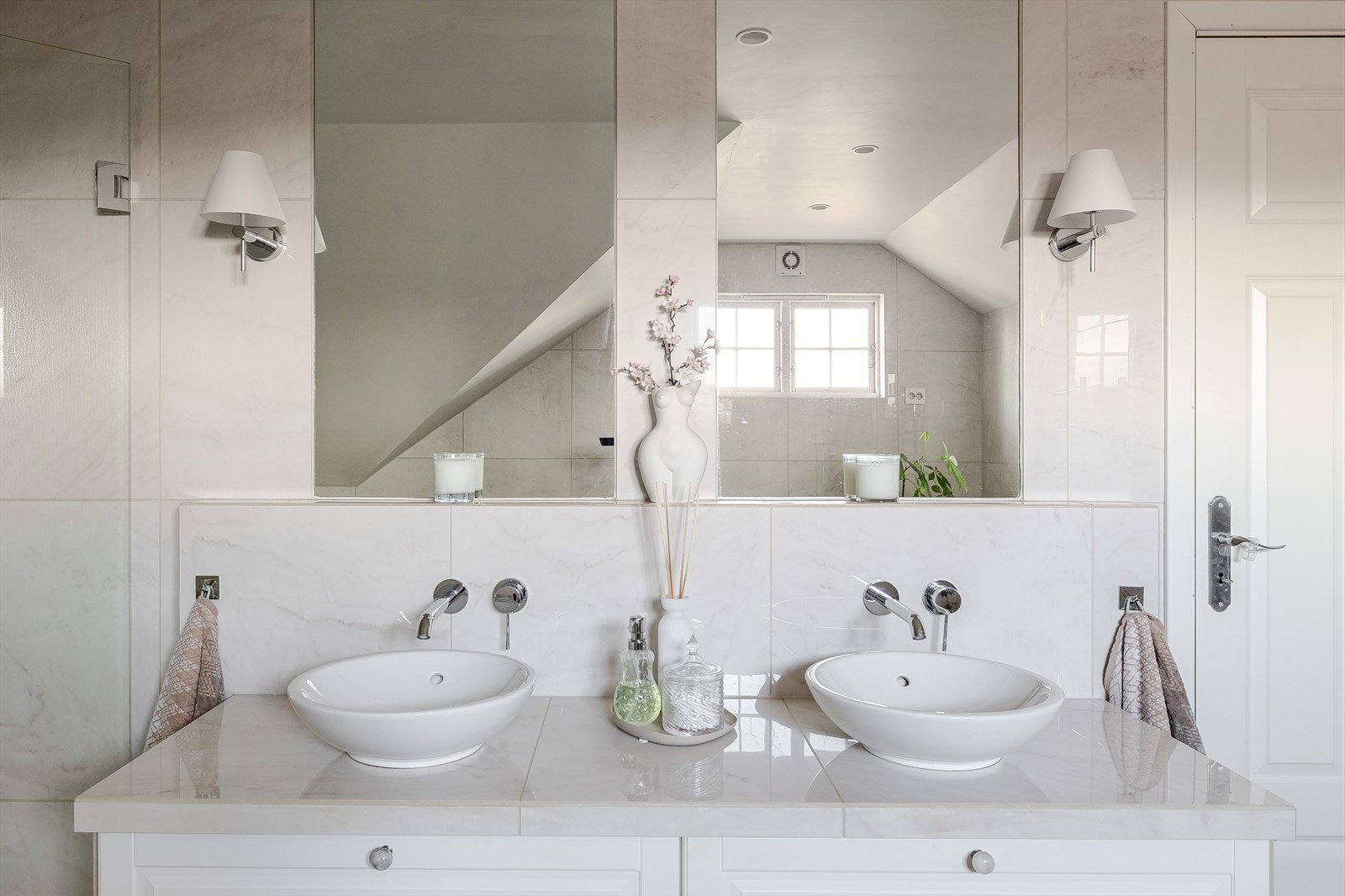 Utrolig flott baderomsinnredning med skuffer, steinbenkeplate med 2 ovenpåliggende bolleservanter og innebygde armaturer. Galleribilde