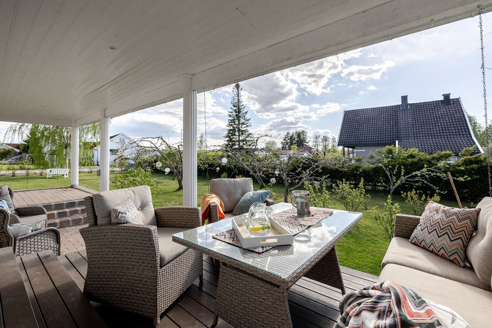 Terrassen strekker seg langs to sider av boligen, og er naturlig oppdelt i ulike nivåer og soner. Galleribilde