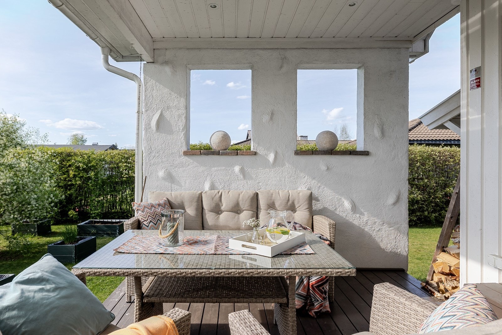 Terrassen har terrassebord på gulv og innfelte downlights i himlingen. Galleribilde