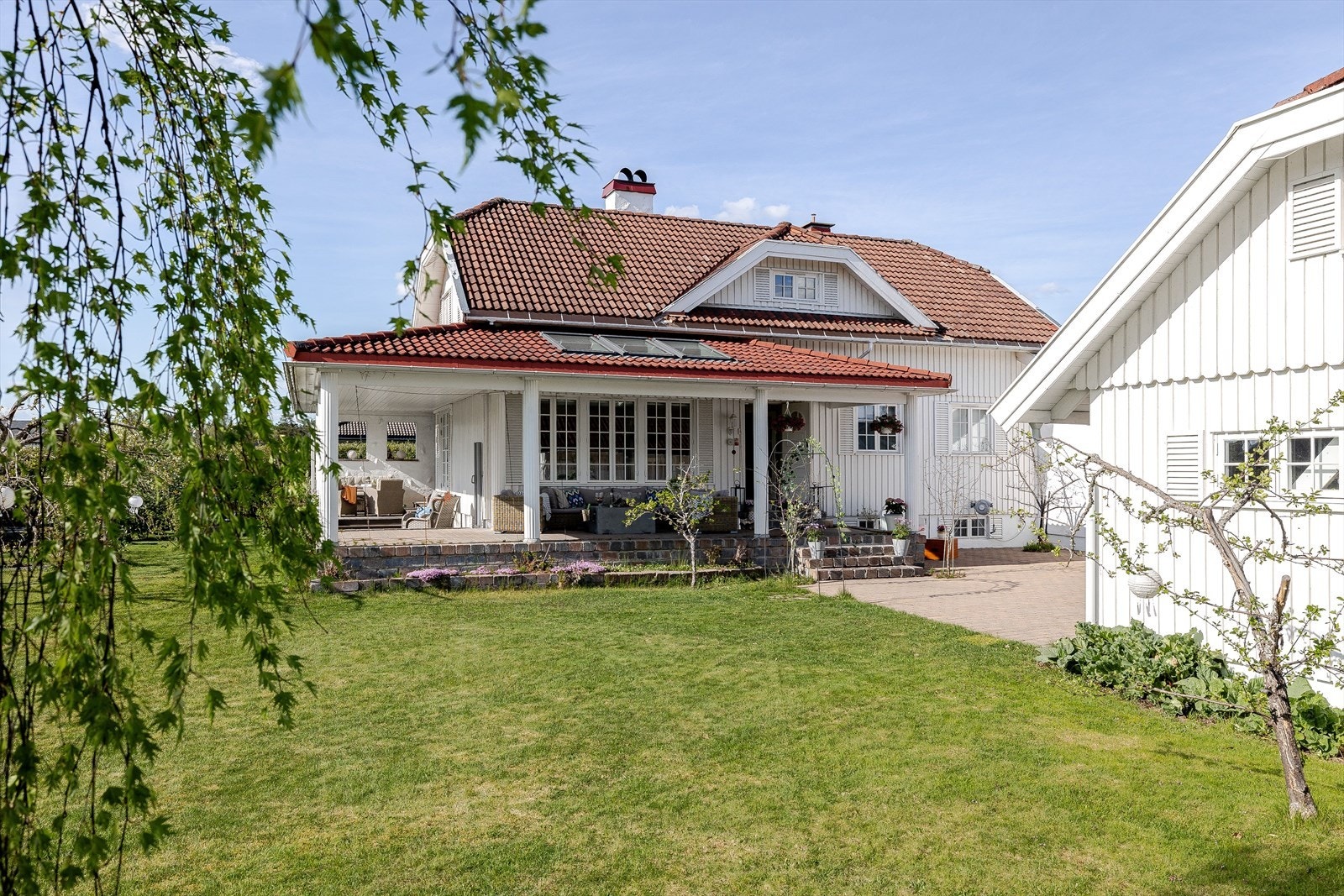 Eiendommen "Soleng" er bebygd med en stor enebolig med inntilbygget utleieleilighet, samt en dobbeltgarasje fra 2003. Galleribilde