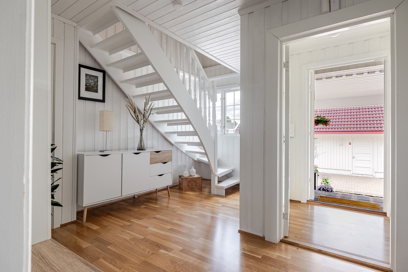 Du ønskes velkommen inn i et lyst vindfang med videre adkomst til en romslig gang/trapperom. Galleribilde