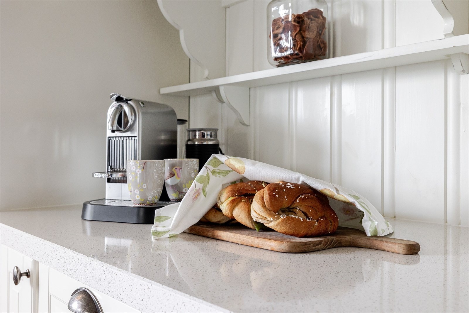 Benkeplaten av stein er både fin og praktisk for matlaging. Galleribilde