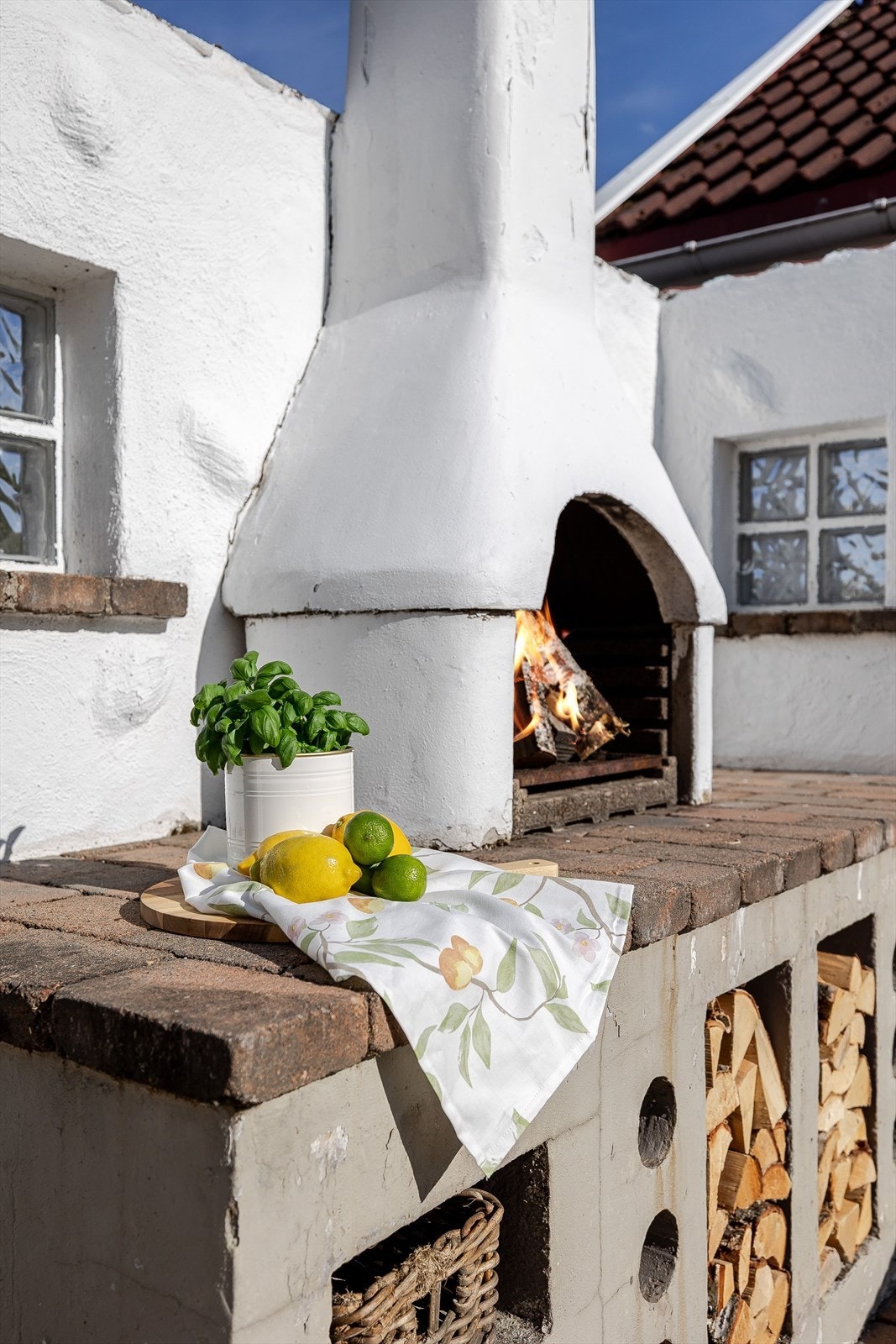 Den steinbelagte uteplassen ved inngangspartiet har også et område med en koselig utepeis. Galleribilde