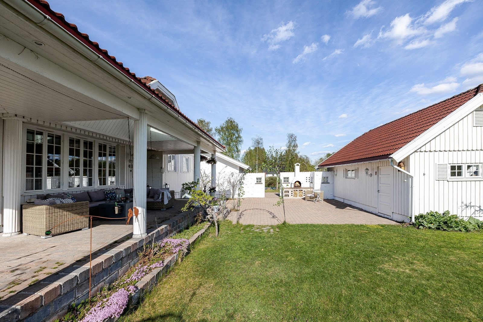 Stor tomt som er meget pent opparbeidet med solrike uteplasser og et sævrt idyllisk hageanlegg. Dette er en eiendom av sjeldne! Galleribilde