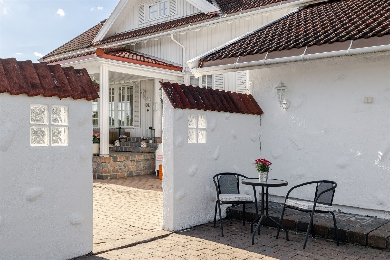 Inntilbygget leilighet (14 B) har et bruksareal på 58m² og er registrert som egen bruksenhet. Leiligheten er i dag ututleid for kr. 10 000,- per måned pluss strøm og internett. Galleribilde