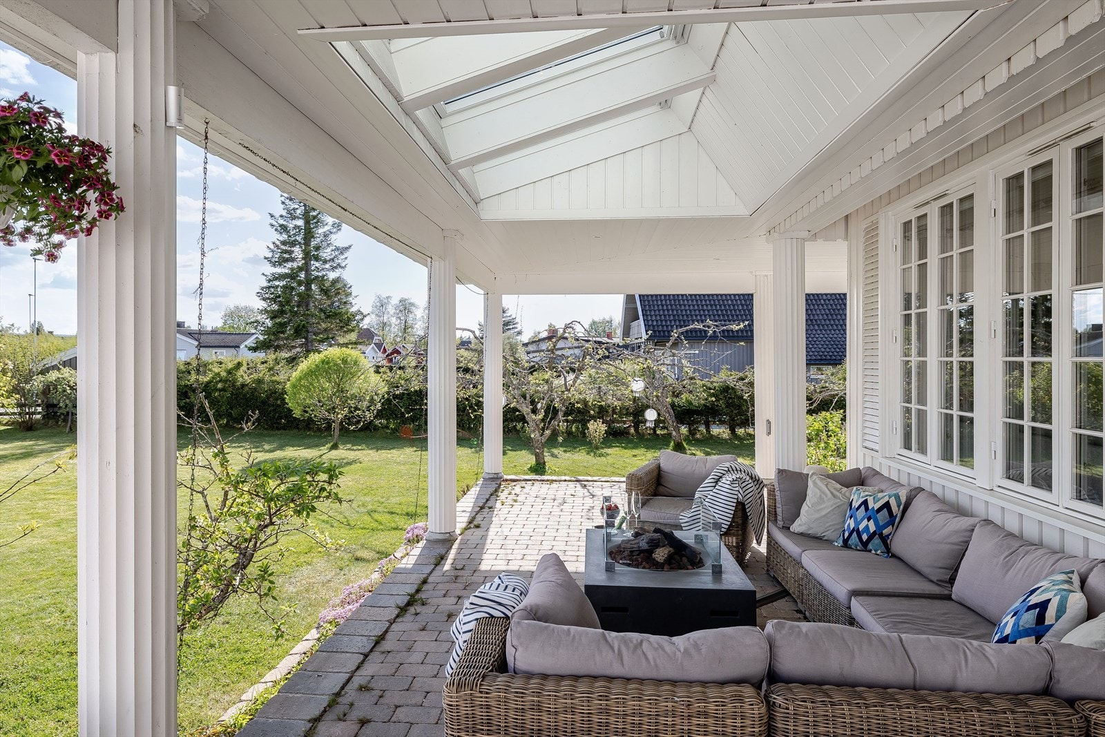 Den sydvendte uteplassen ved inngangspartiet har takvinduer som gir fint lysinnslipp videre inn til stuen. Galleribilde