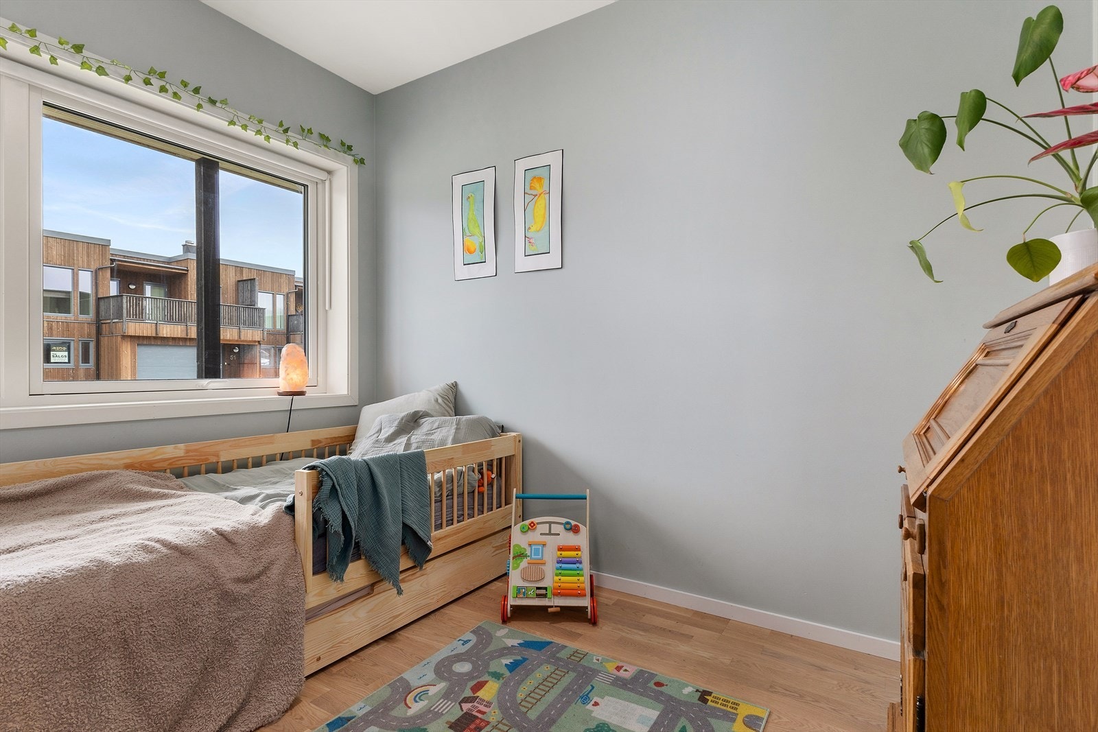 Det andre soverommet passer perfekt som barnerom, gjesterom eller hjemmekontor. Galleribilde